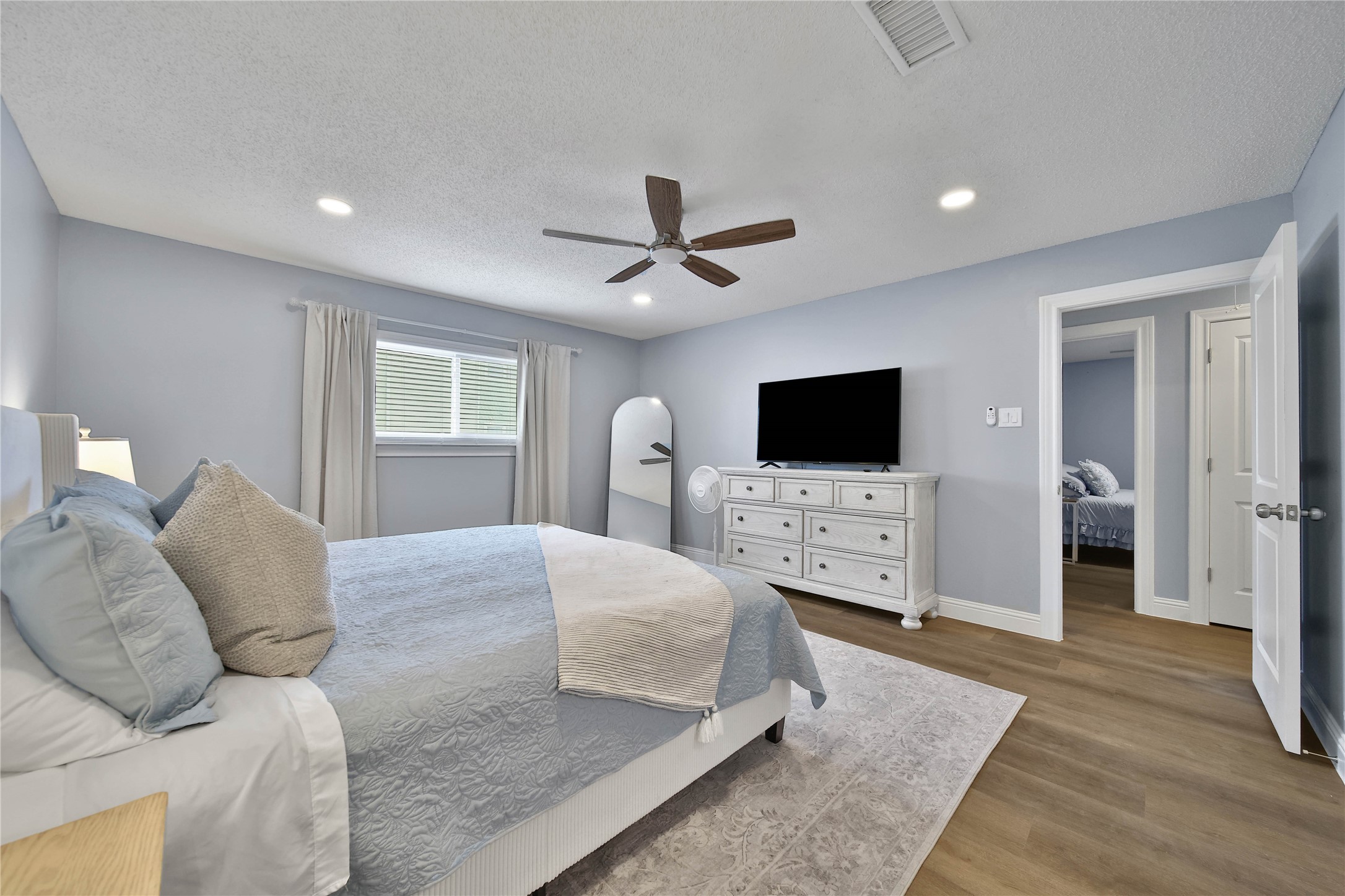 Master ensuite with king size bed.