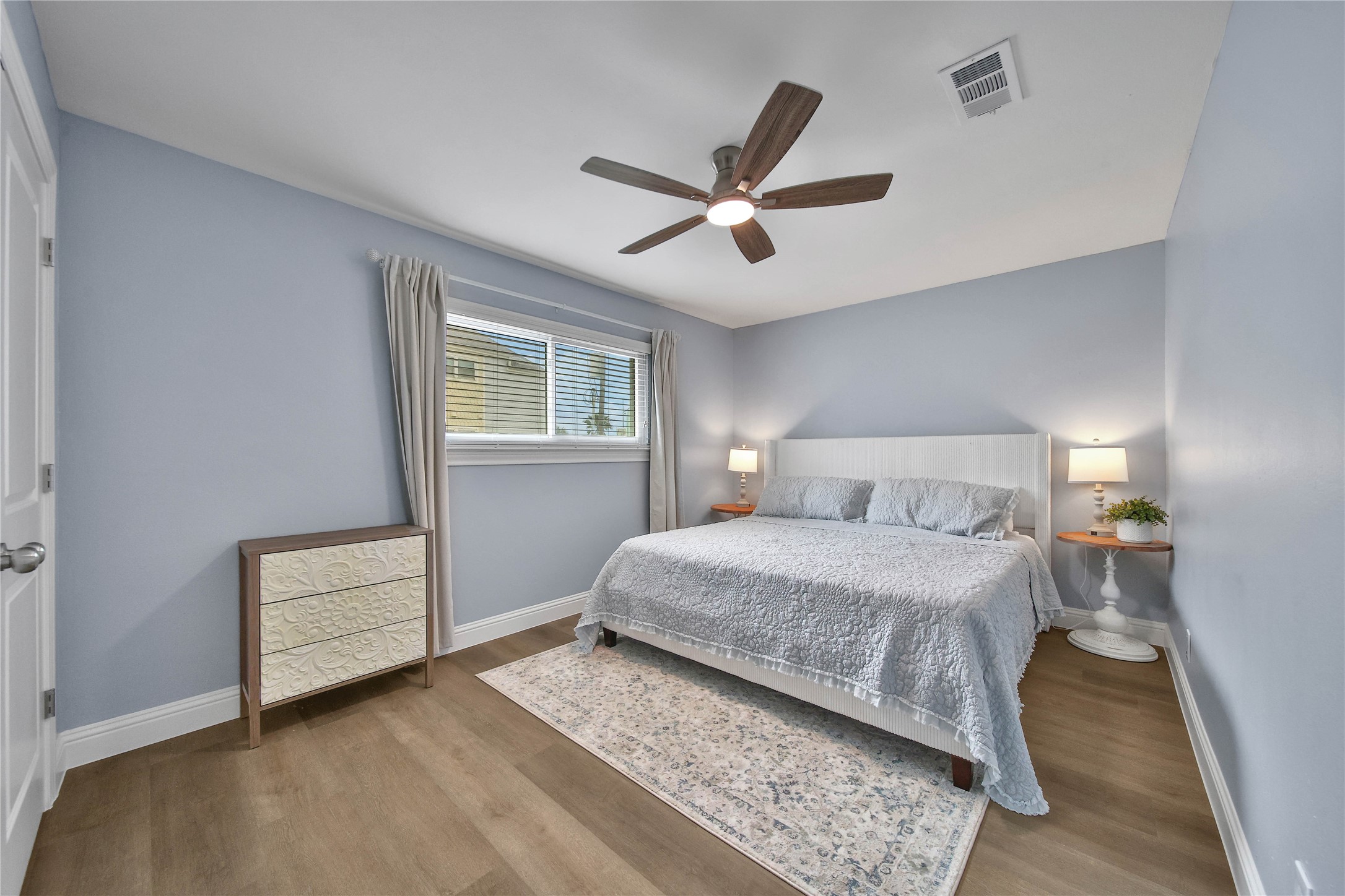 2nd bedroom with king size bed.