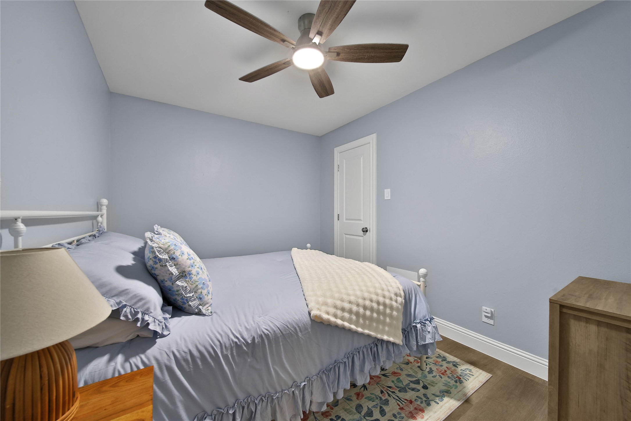3rd bedroom with queen size bed.