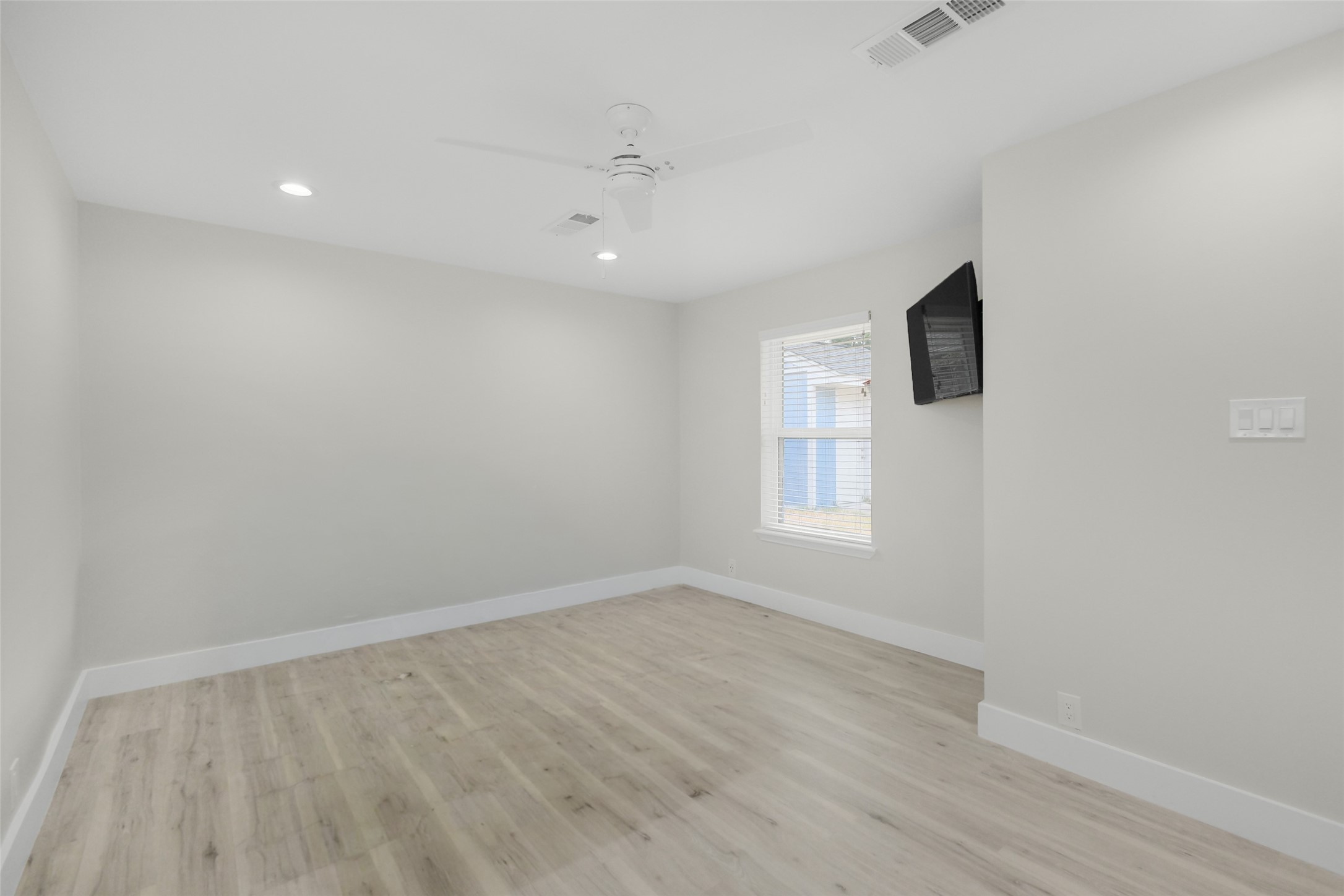 Primary bedroom and en-suite full bath overlooks the backyard/patio.