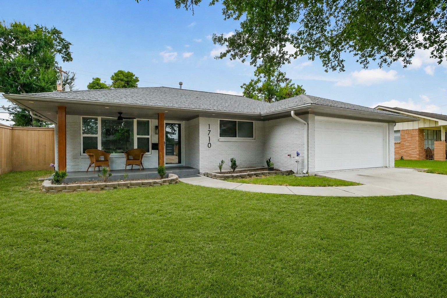 1710 Willowby- This 2 bedroom 2 bath home lives much much larger than expected. Recently updated with open concept floor plan and a spacious kitchen. Located in Lazybrook just west of the Heights. Walking distance to nearby restuarants, Gyms, Parks and Sinclair Elemntary.