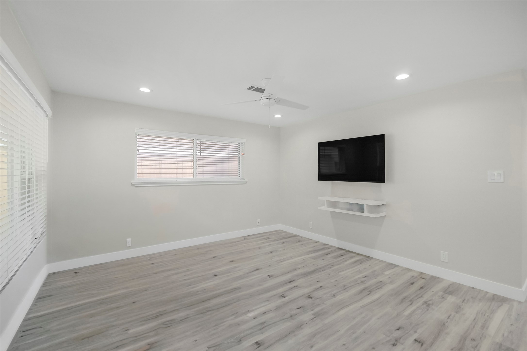 Secondary view of the living room shows the iopen concept.