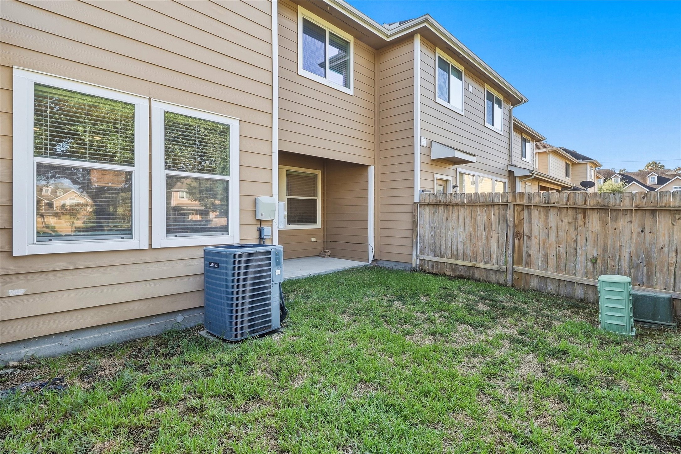 Alternate view highlights the backyard space!