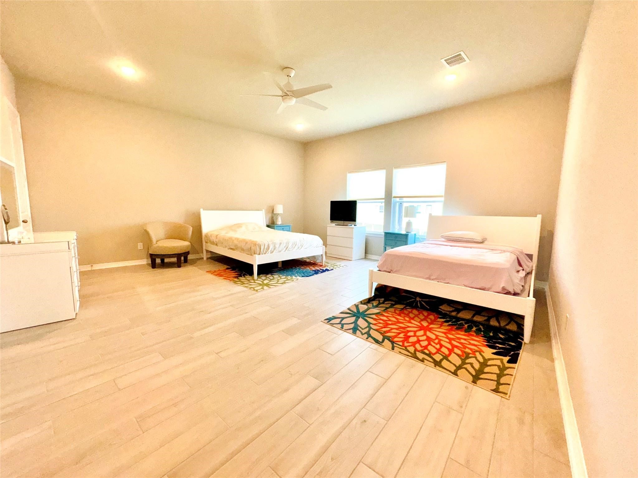 3rd bedroom downstairs fits 2 queen size bed (in photo) and bunkbed