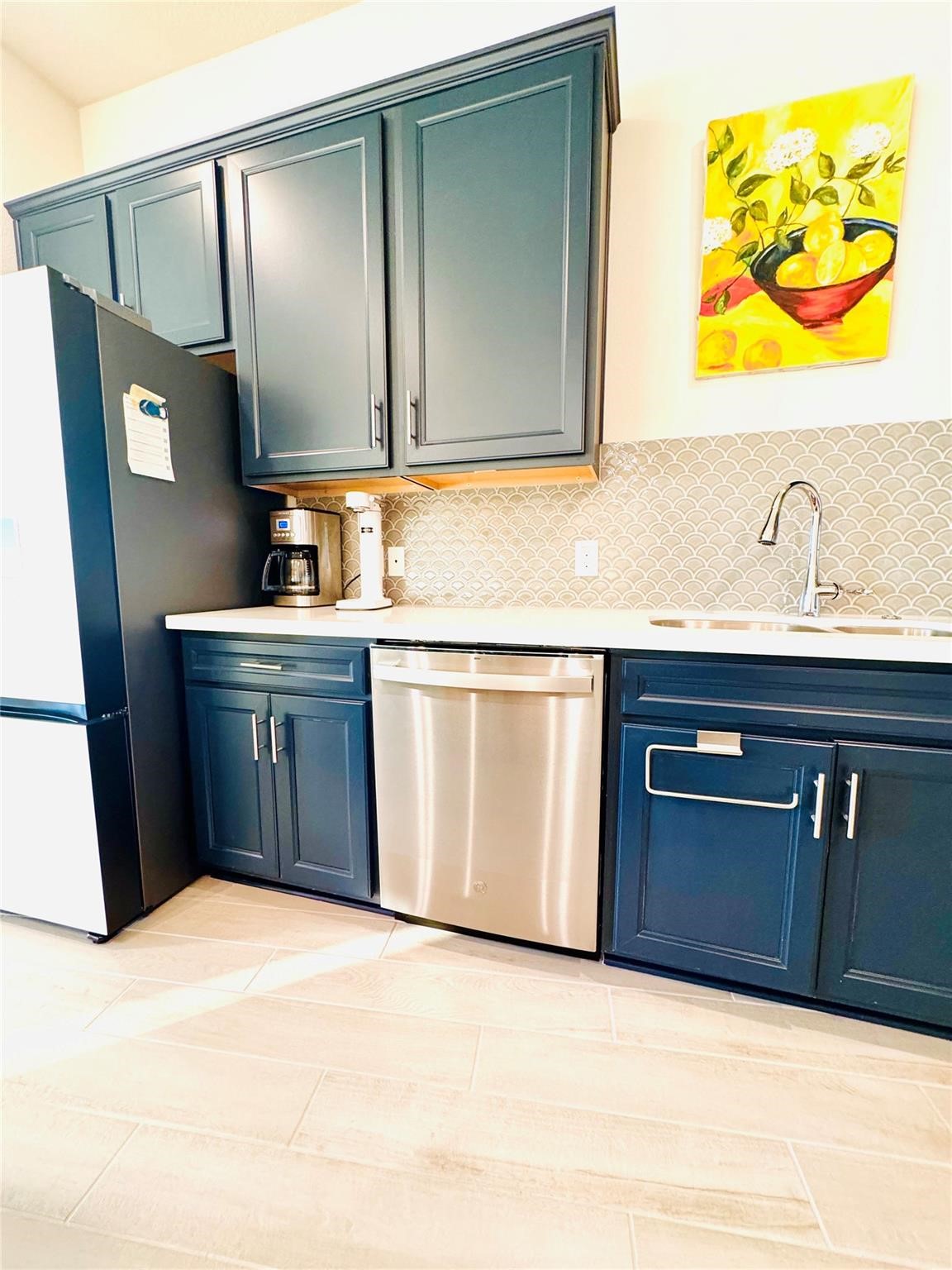 Spacious L-shaped kitchen counter