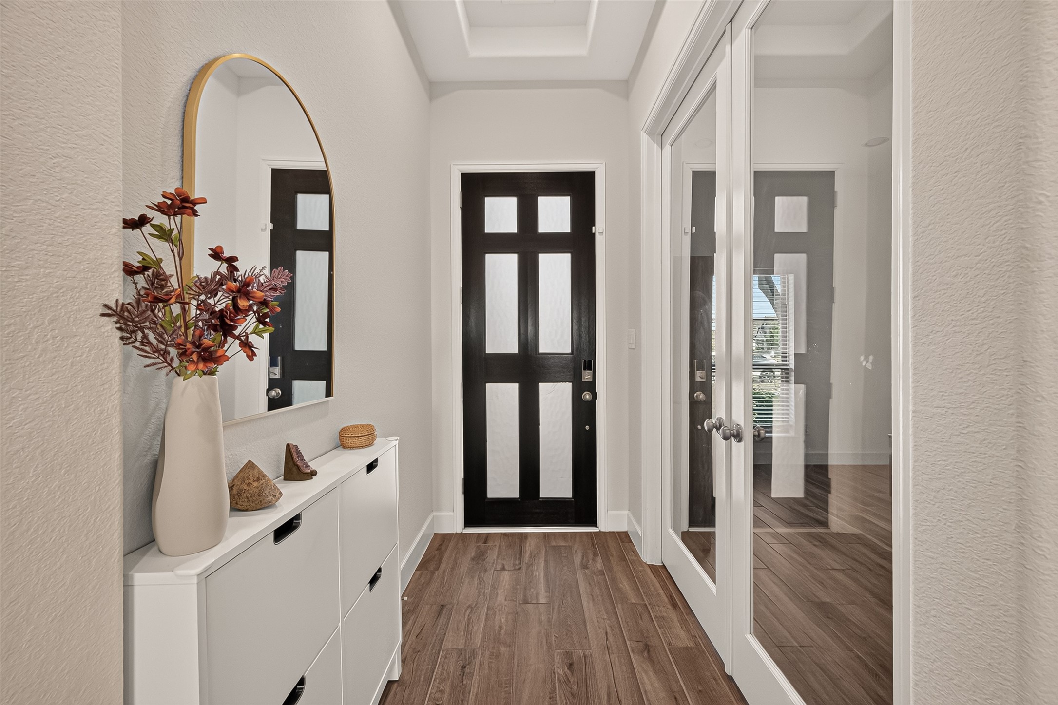 Soft, neutral tones adorn the walls and high ceilings of the house, creating a tranquil ambiance that enhances the sense of openness and calm.