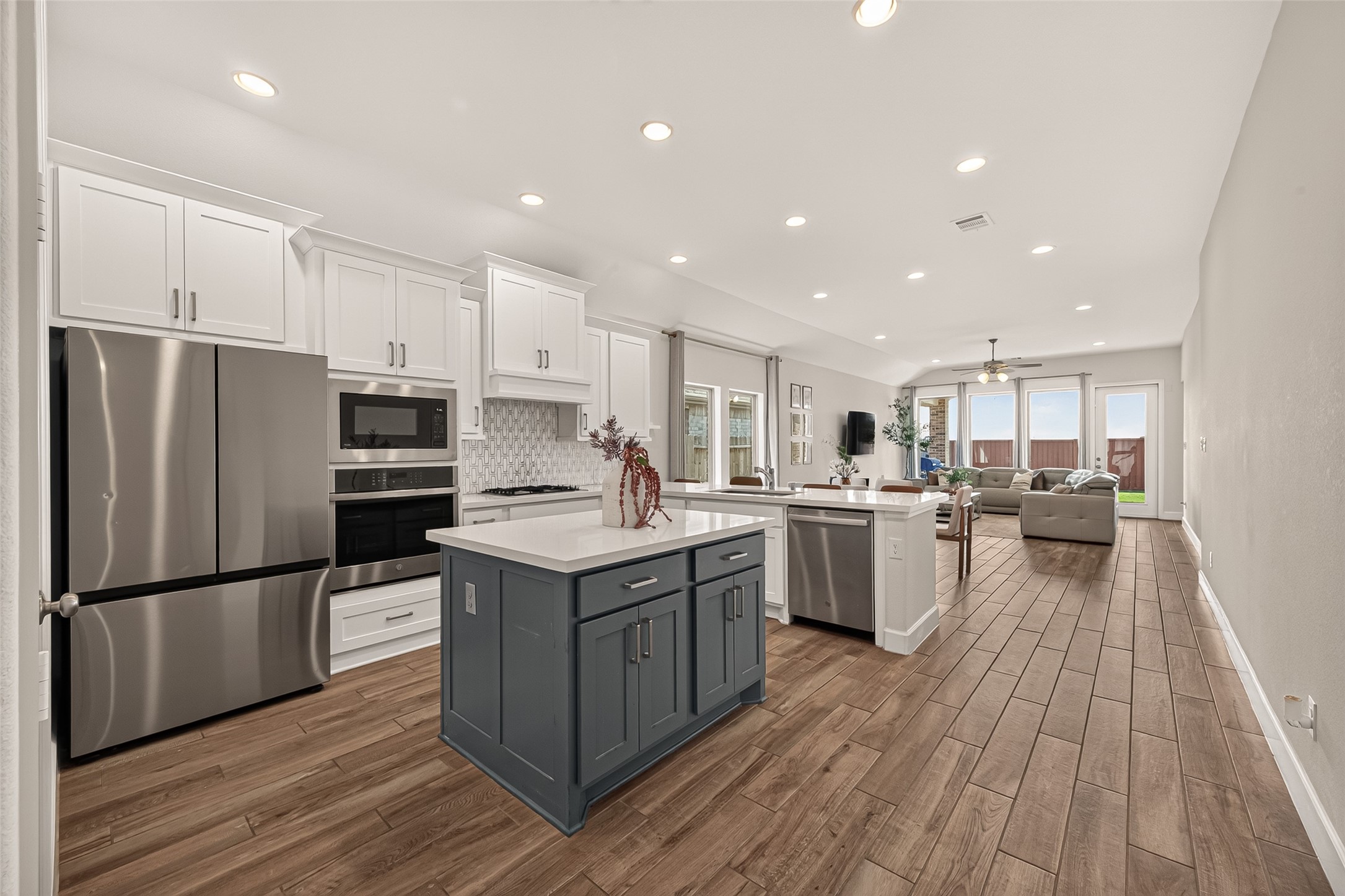 When having an open concept like this, the natural light coming from the windows fills out the environment.