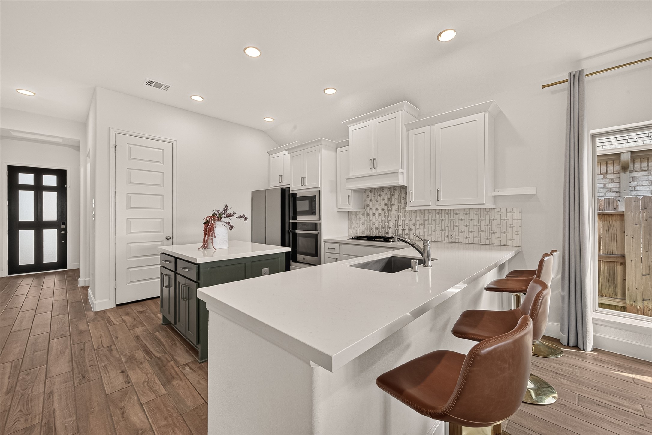 The bar of the kitchen with sitting area will be very useful for an informal meal or when you're in a rush...