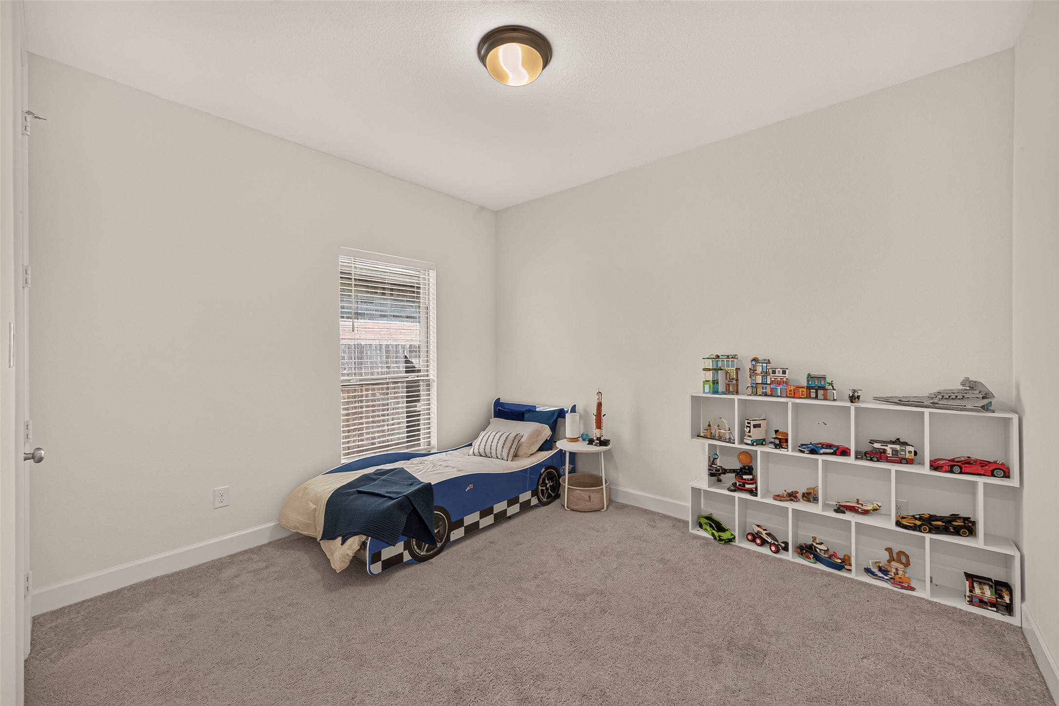 The spacious secondary bedroom, provides all that you need for your decorative skills.