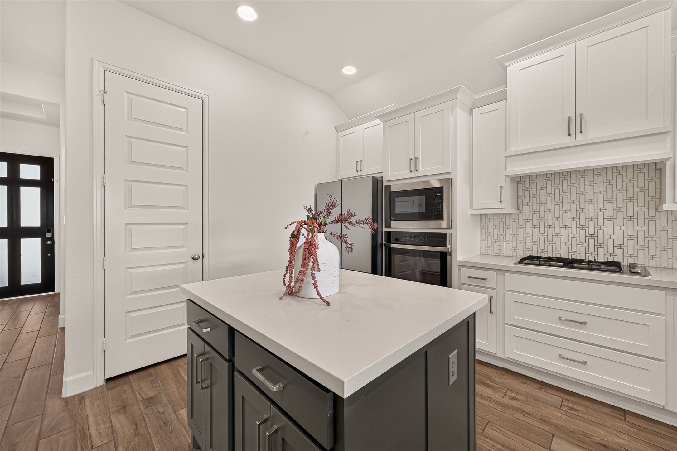 The ample isle will be very useful for a fast meal preparation during the rushing hours.