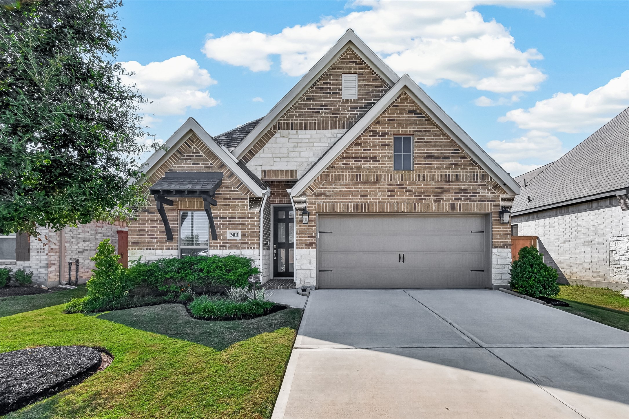 Welcome to this stunning 1-story home in the desirable and sough-after ELYSON; and at walking distance to high-class amenities.