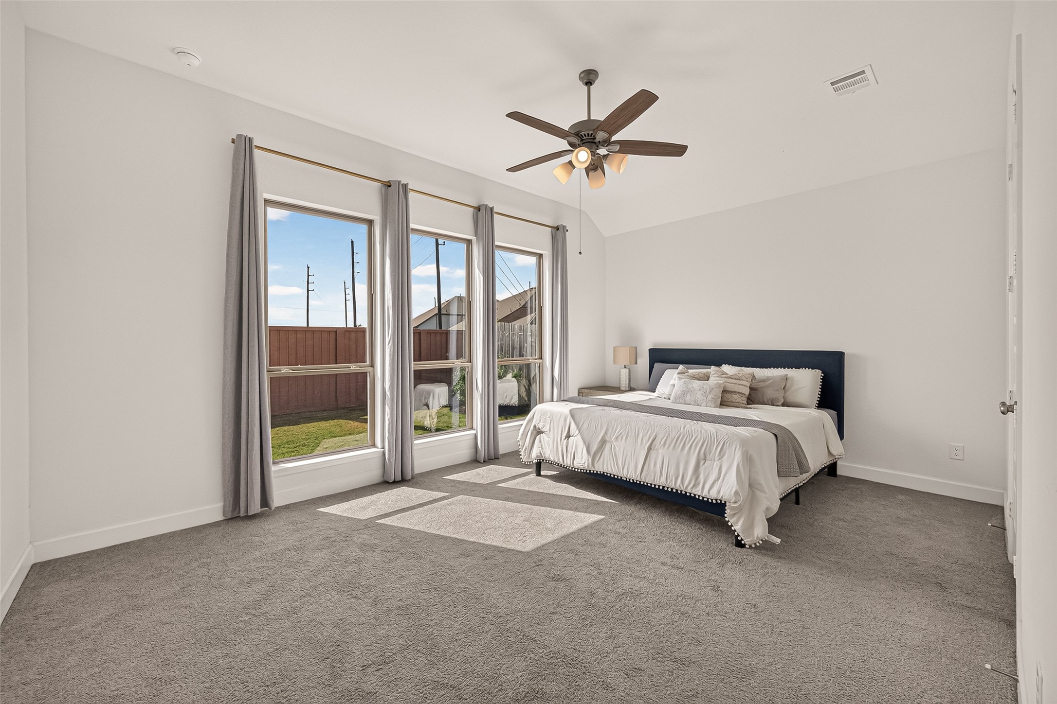 The windows allow the entry of natural light, fostering a luminous and spacious ambiance.