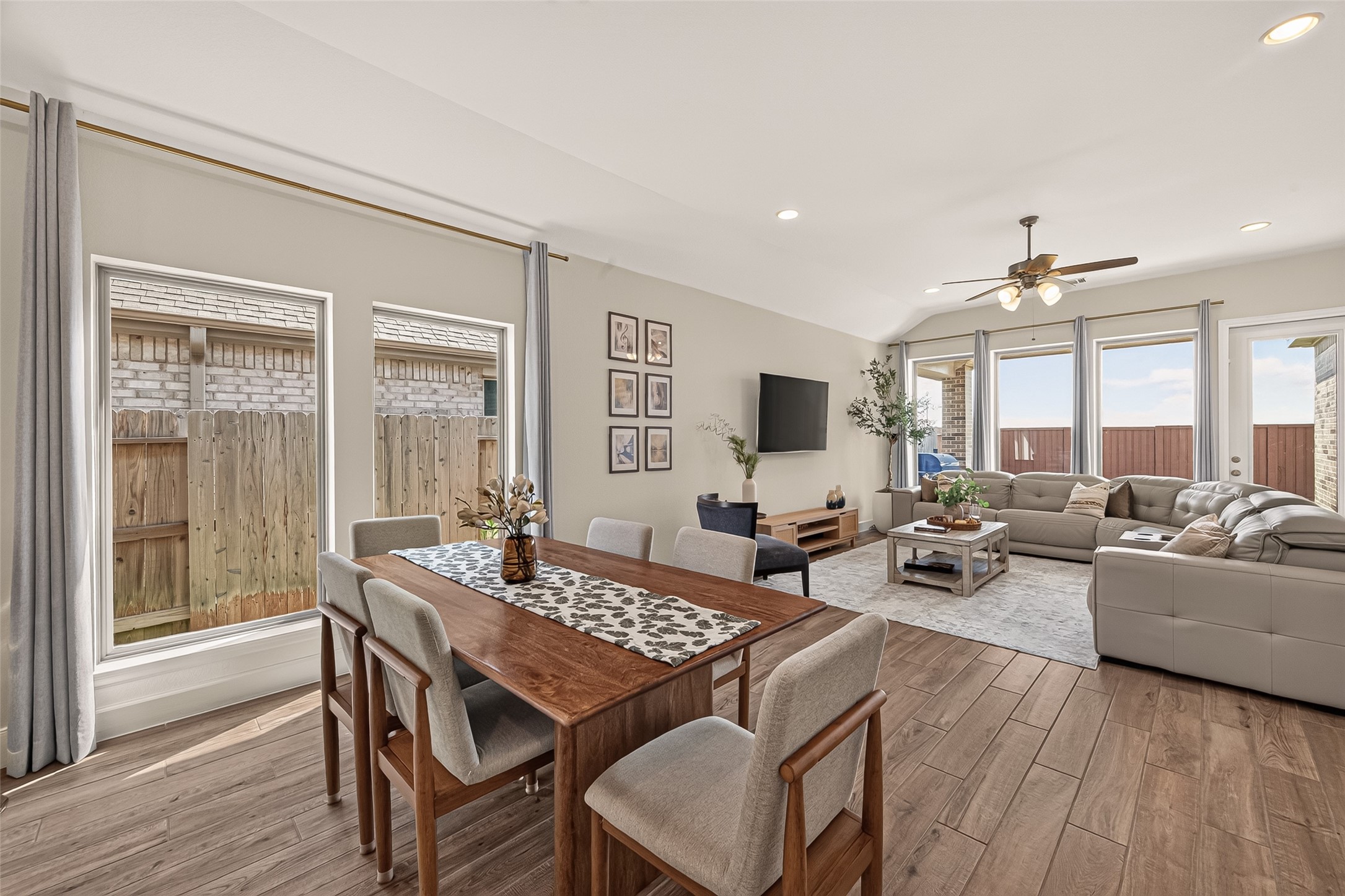Just between the kitchen and the family room, you will have the dining, with easy access to the patio and the rest of the rooms.