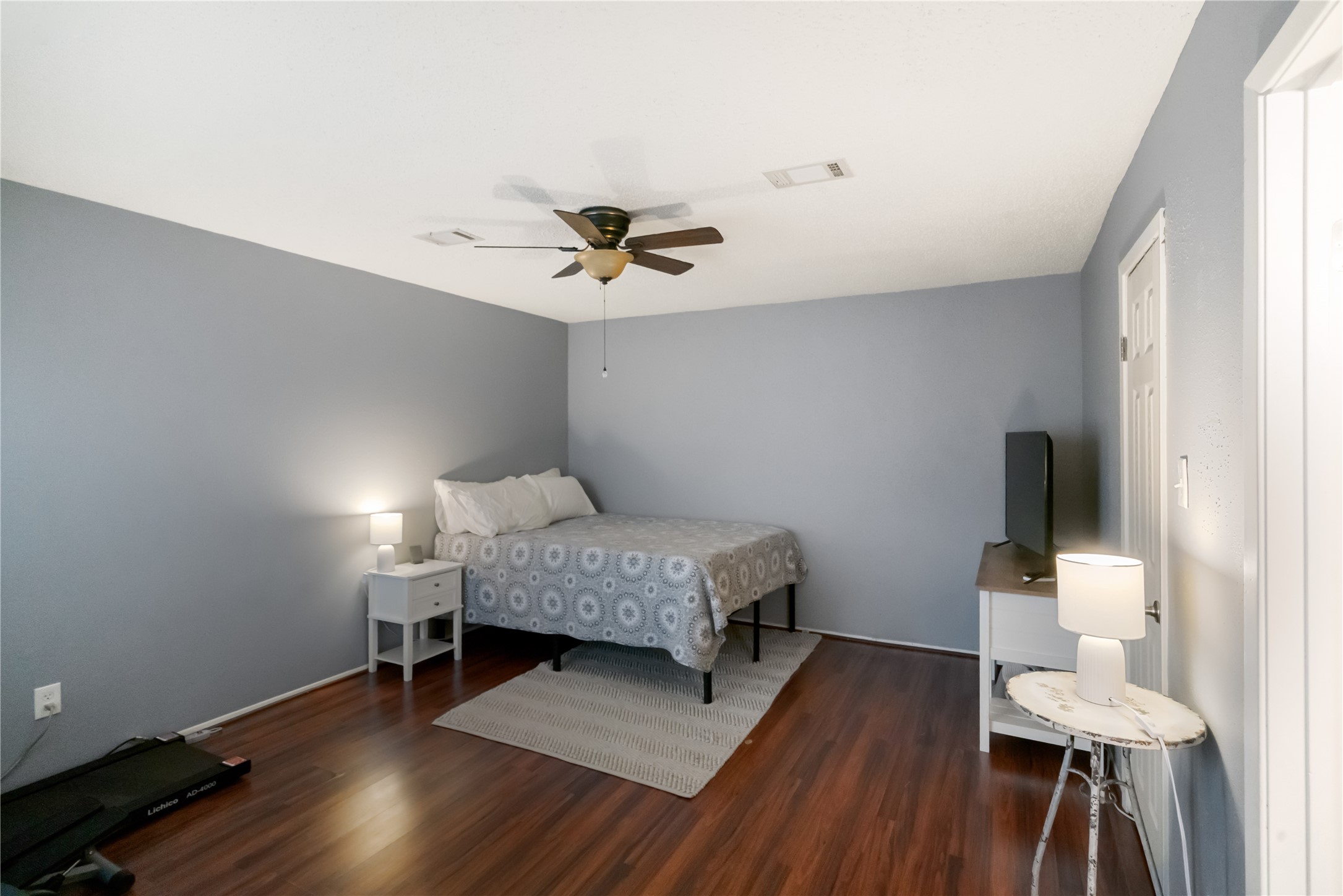 Spacious secondary bedroom, with a walk in closet and private bath as well.