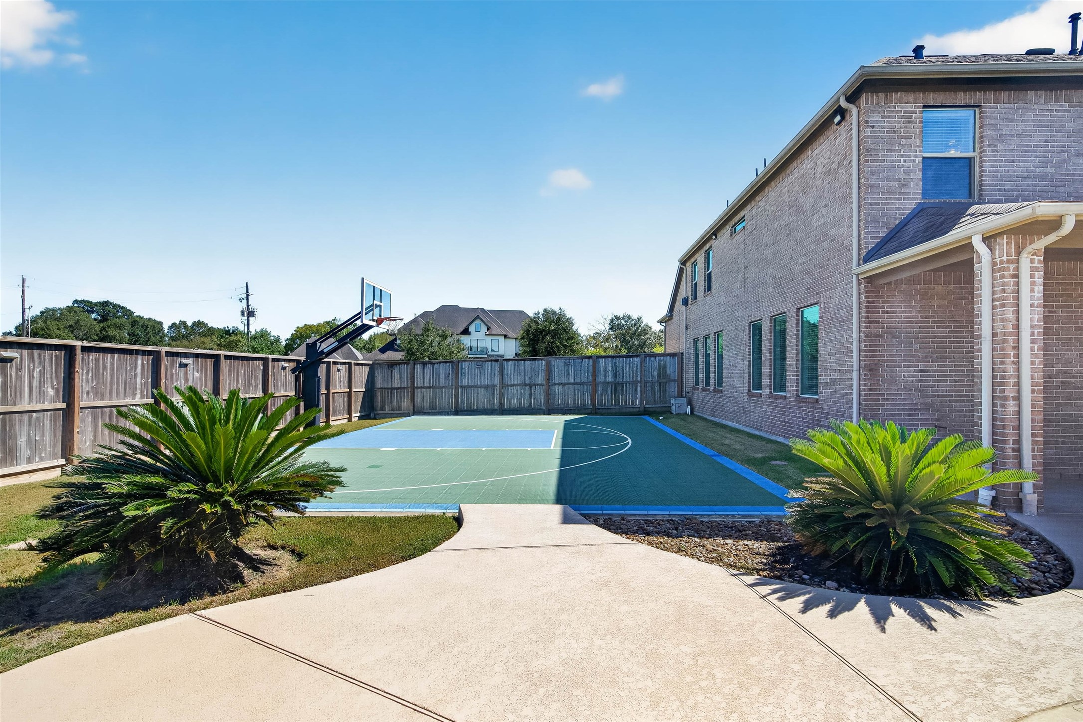 1902 Creekwood Lane, Friendswood, TX 77546