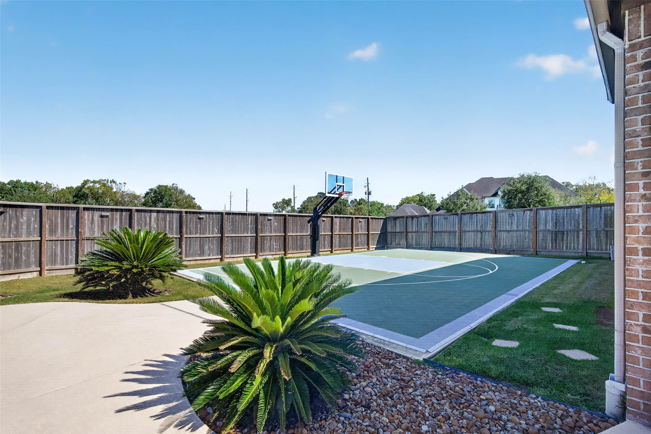 1902 Creekwood Lane, Friendswood, TX 77546