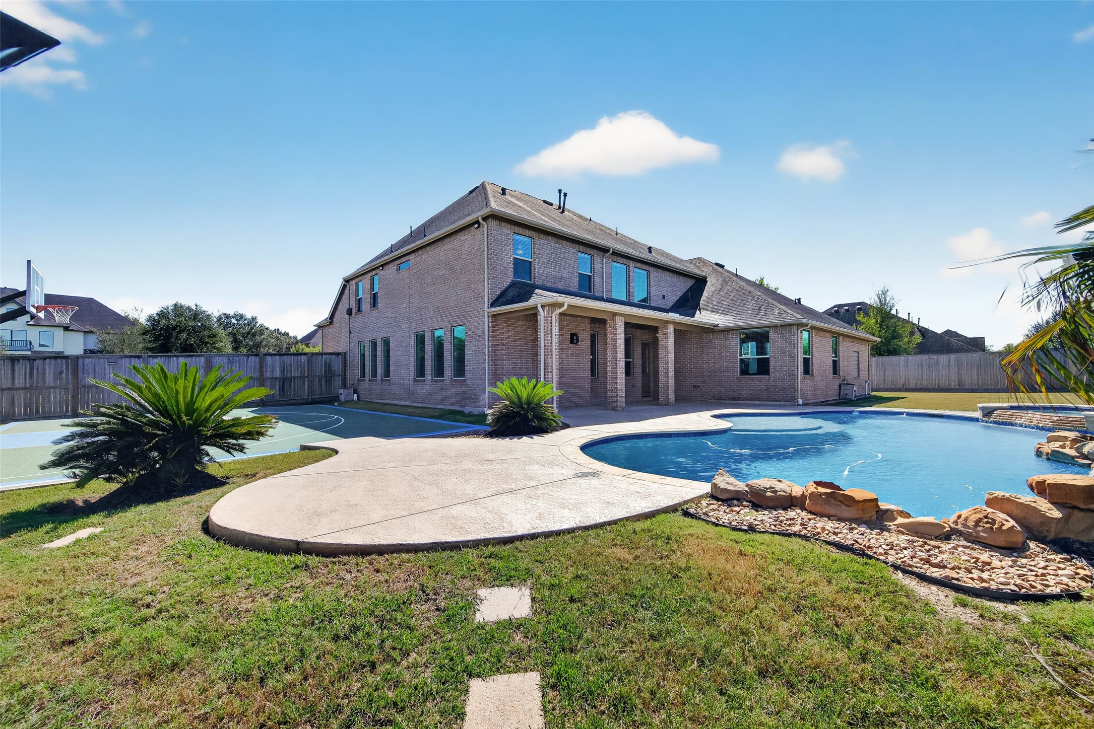 1902 Creekwood Lane, Friendswood, TX 77546