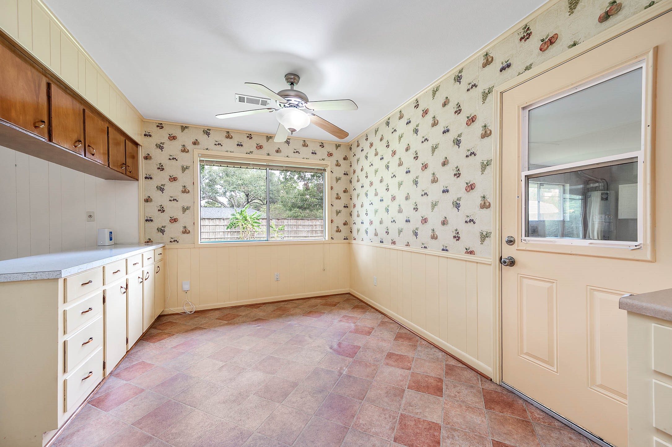 212 E Crestmont Drive, Alvin, TX 77511