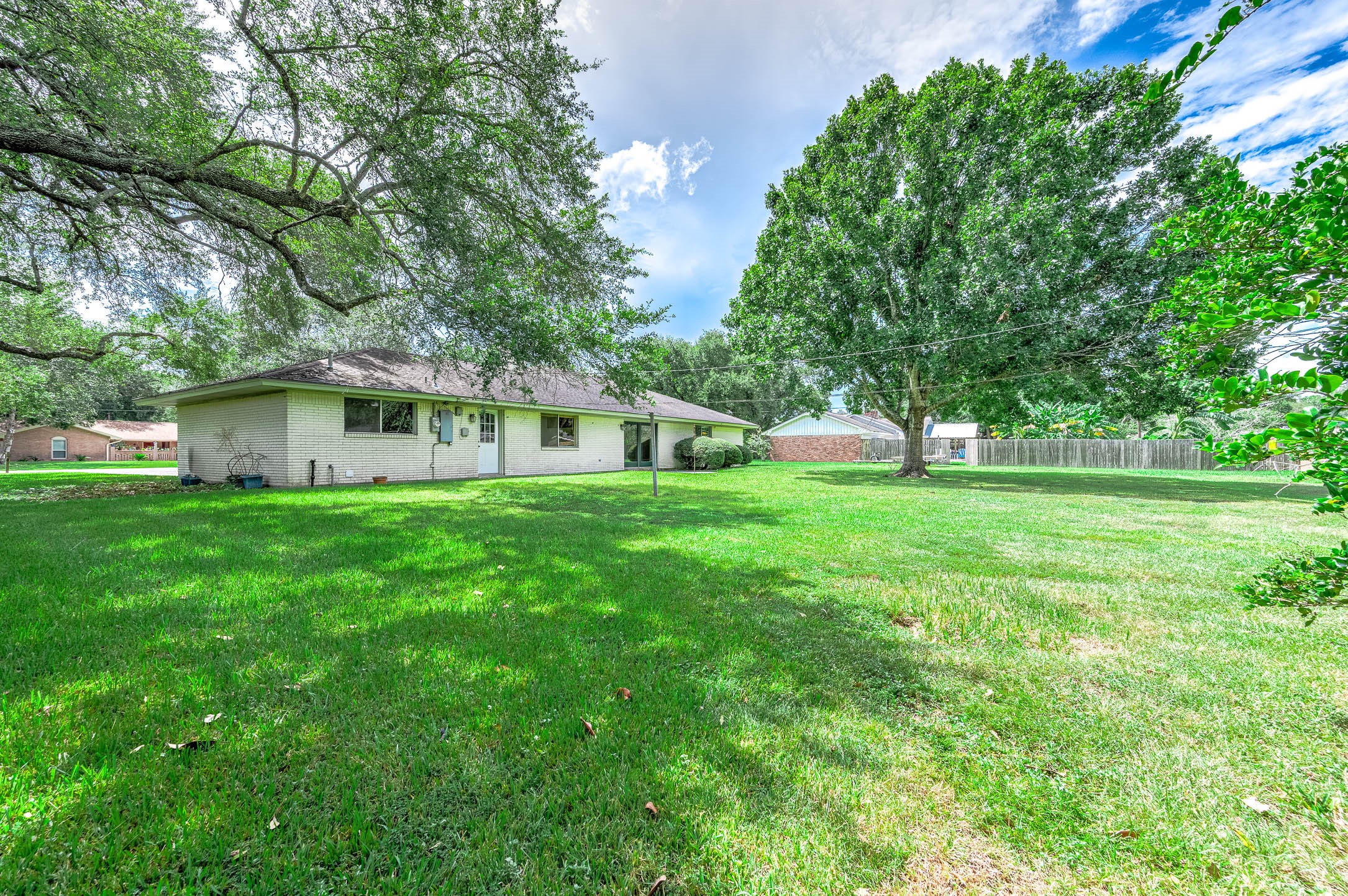212 E Crestmont Drive, Alvin, TX 77511