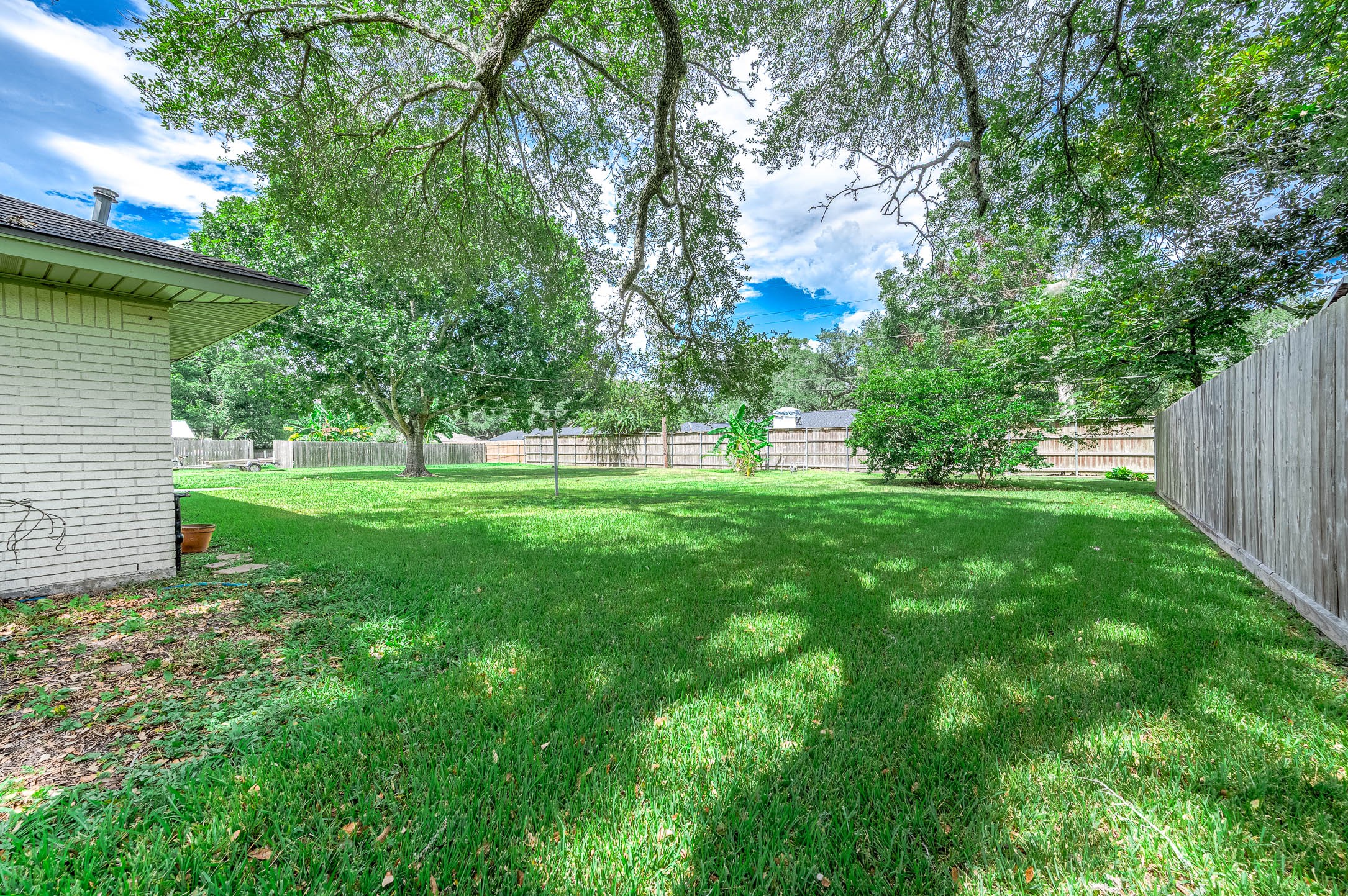 212 E Crestmont Drive, Alvin, TX 77511