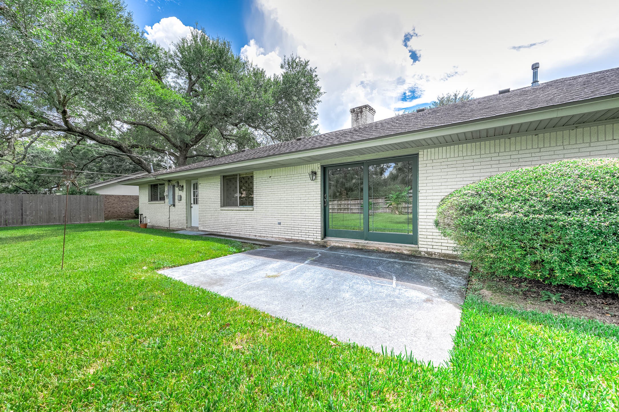 212 E Crestmont Drive, Alvin, TX 77511