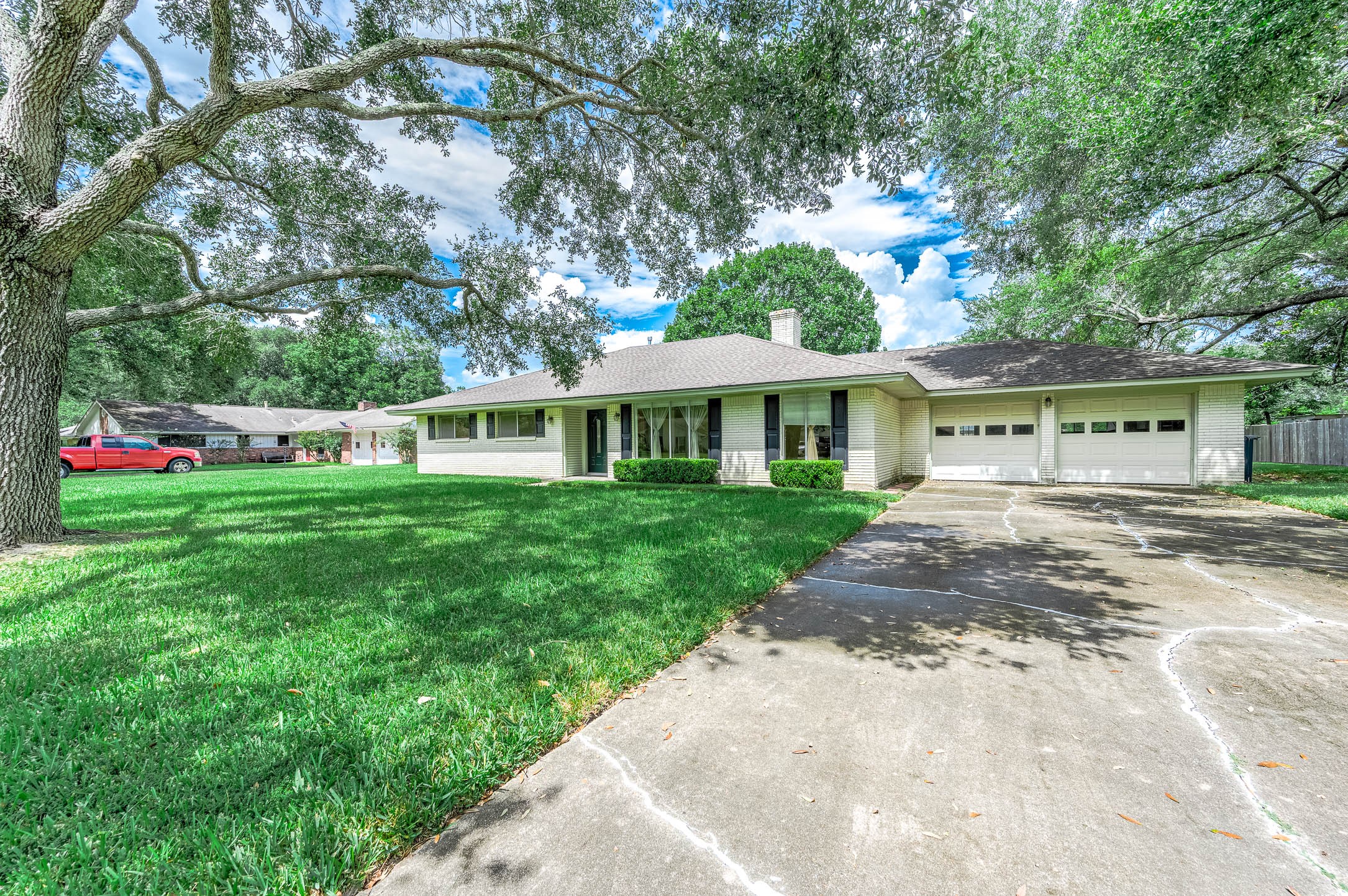 212 E Crestmont Drive, Alvin, TX 77511