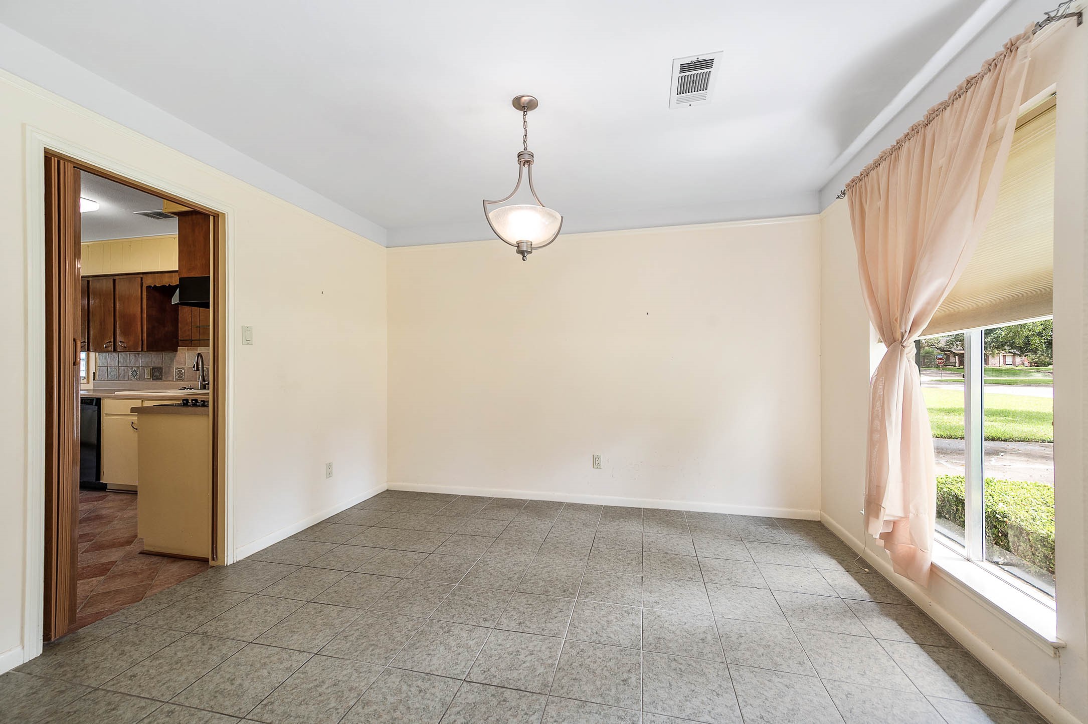 212 E Crestmont Drive, Alvin, TX 77511