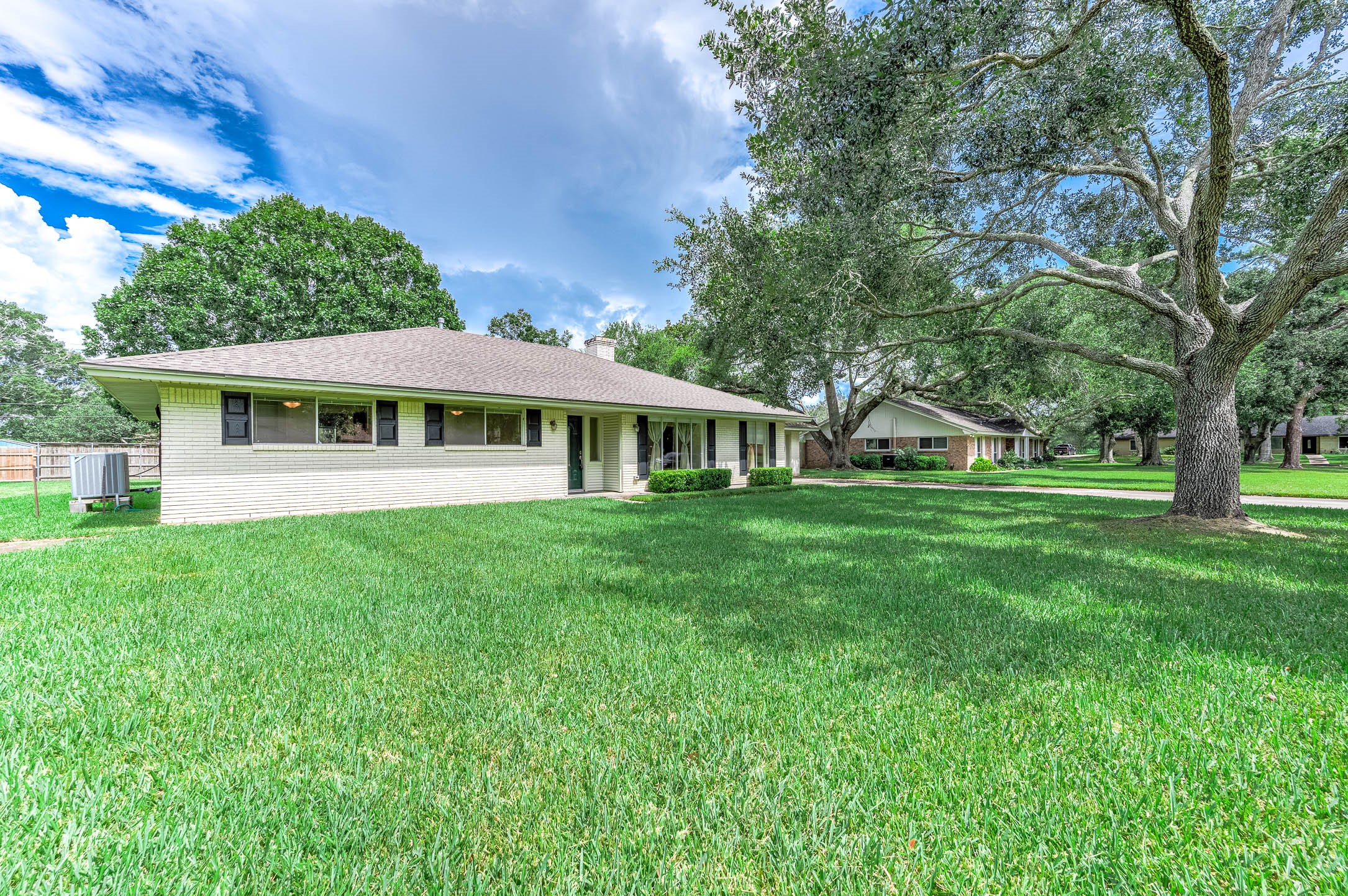 Welcome home to a wonderful established neighborhood with wide streets, large lots and convenient access to everything! Welcome home to a wonderful established neighborhood with wide streets, large lots and convenient access to everything!