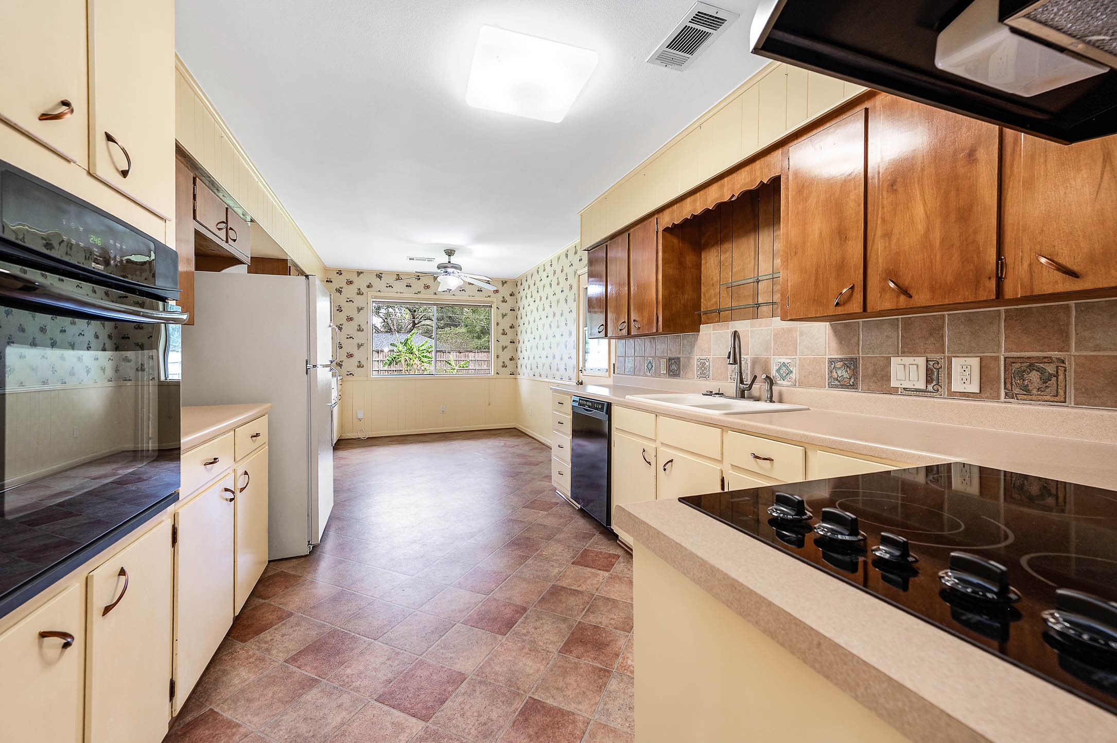 212 E Crestmont Drive, Alvin, TX 77511