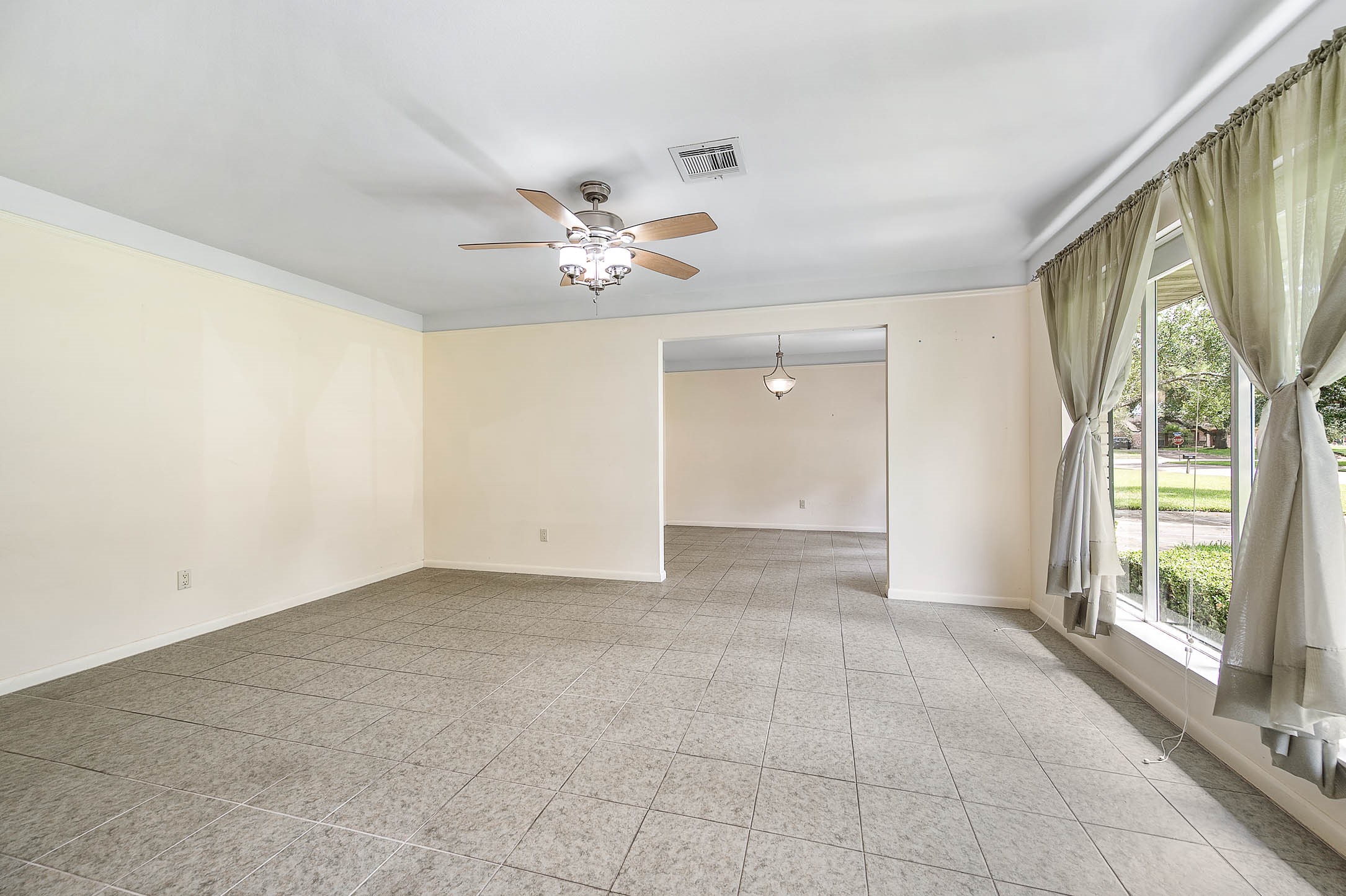 212 E Crestmont Drive, Alvin, TX 77511