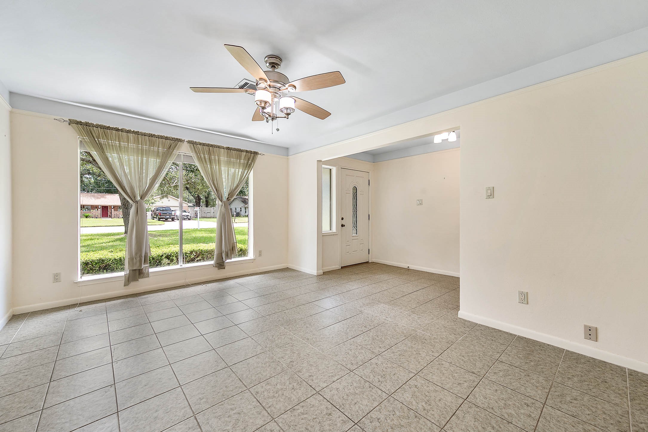 212 E Crestmont Drive, Alvin, TX 77511