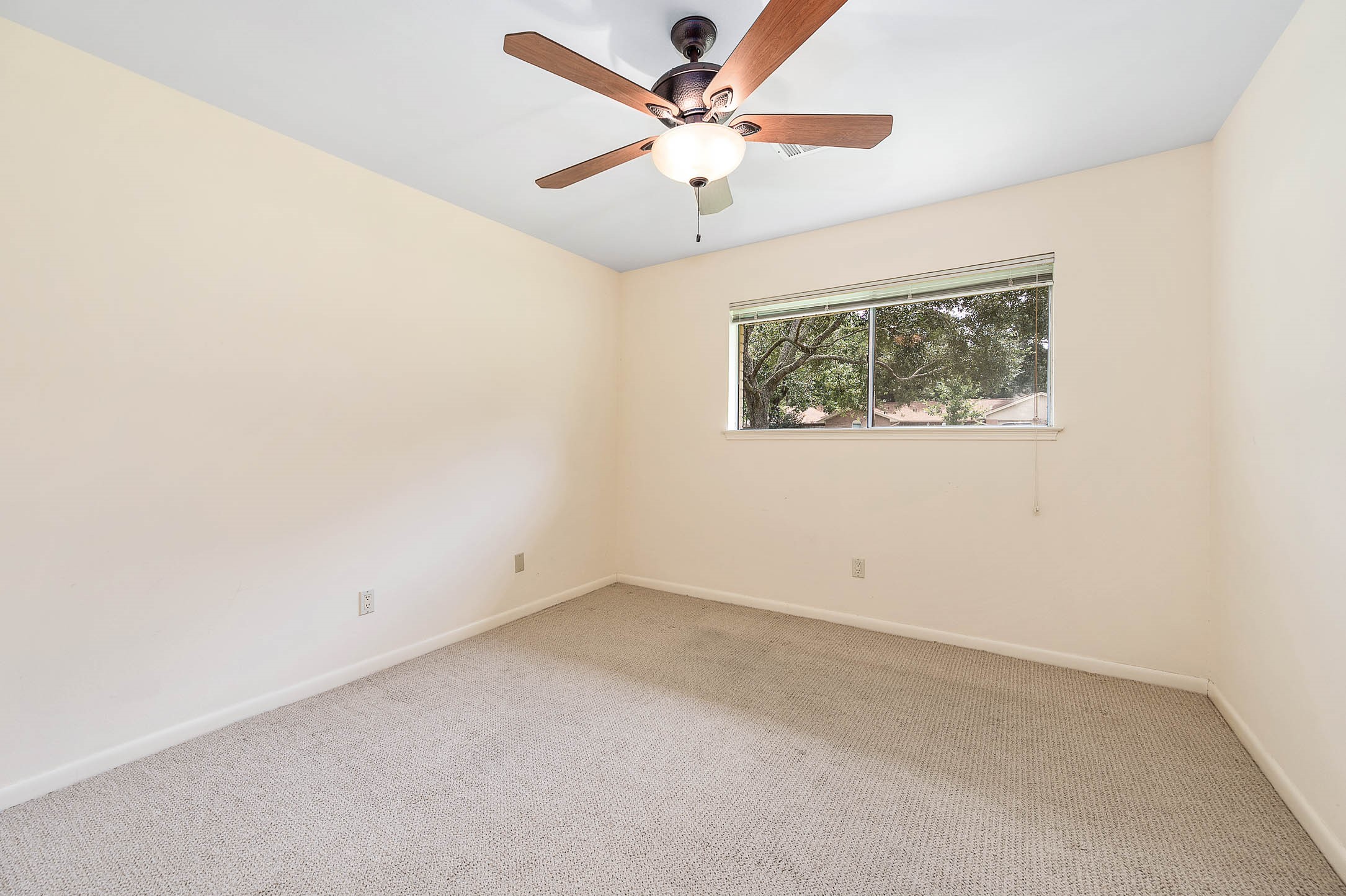 212 E Crestmont Drive, Alvin, TX 77511