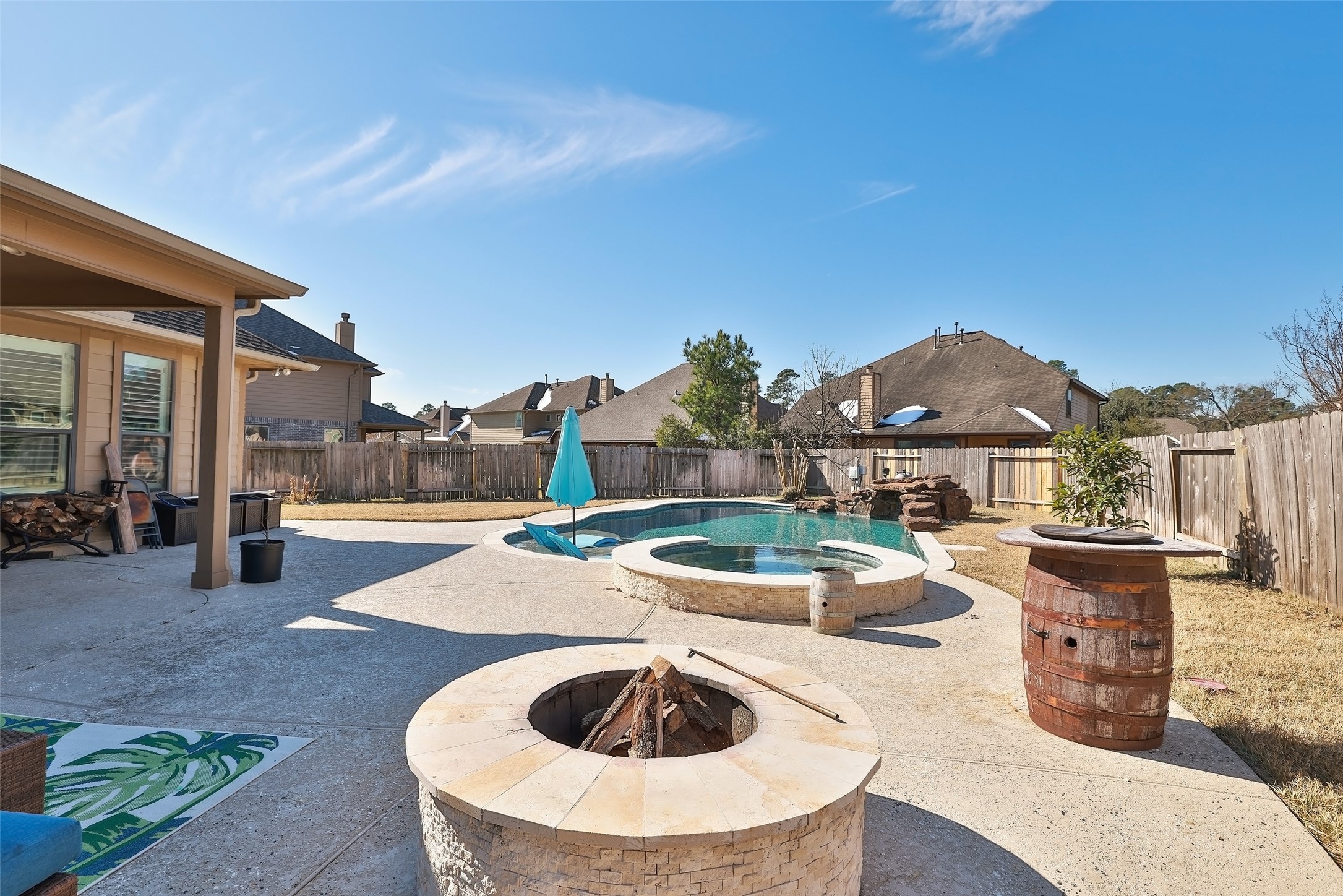 Nice fire pit outside for those cool evenings