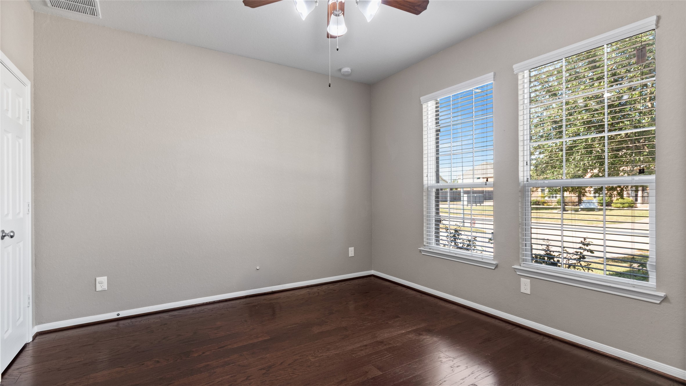 The study without staging.. you can use this room for anything your heart desires! Lets get creative in here! The study without staging.. you can use this room for anything your heart desires! Lets get creative in here!