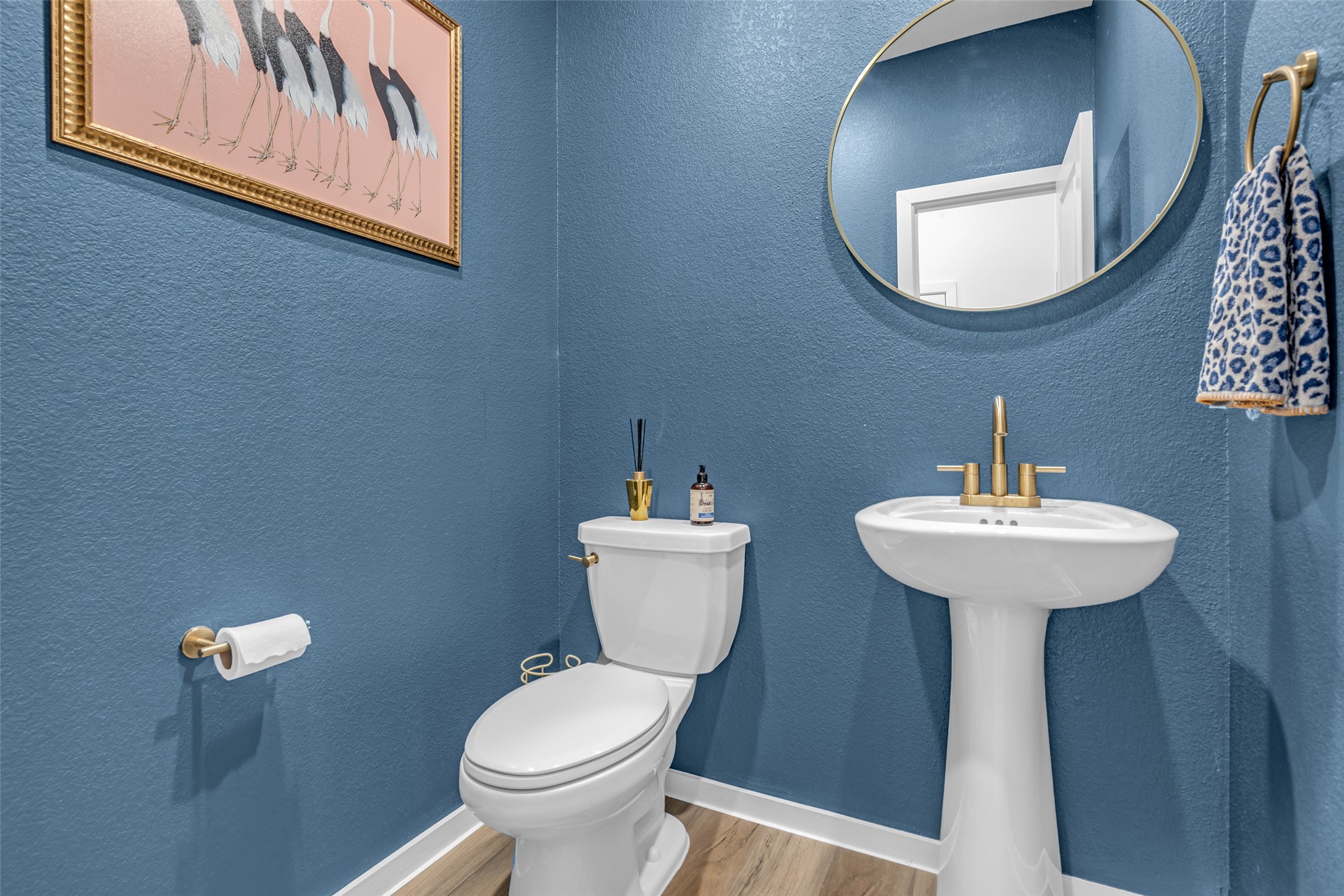 Powder bath with custom paint