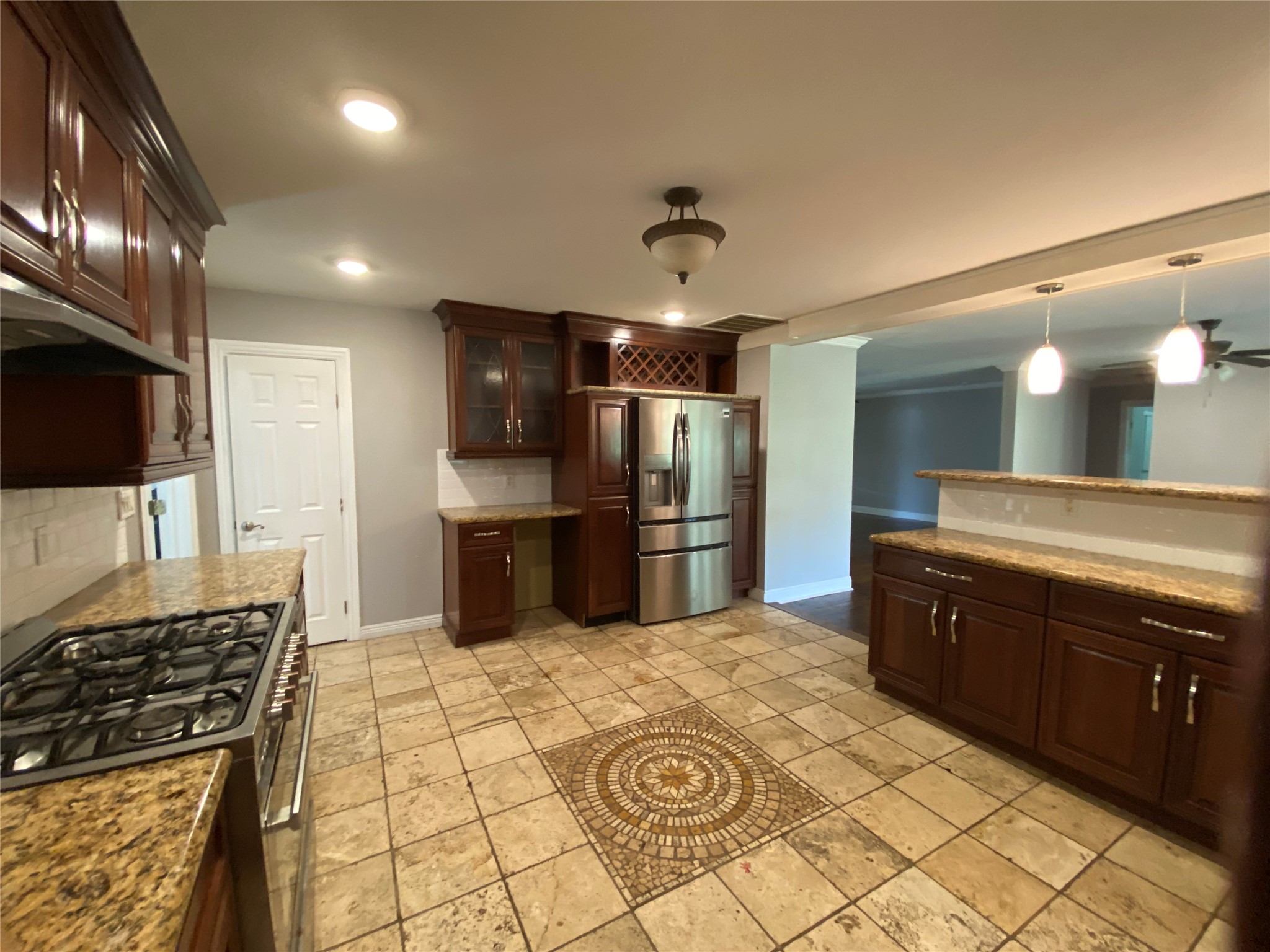 8628 Highway 6, Hitchcock, TX 77563