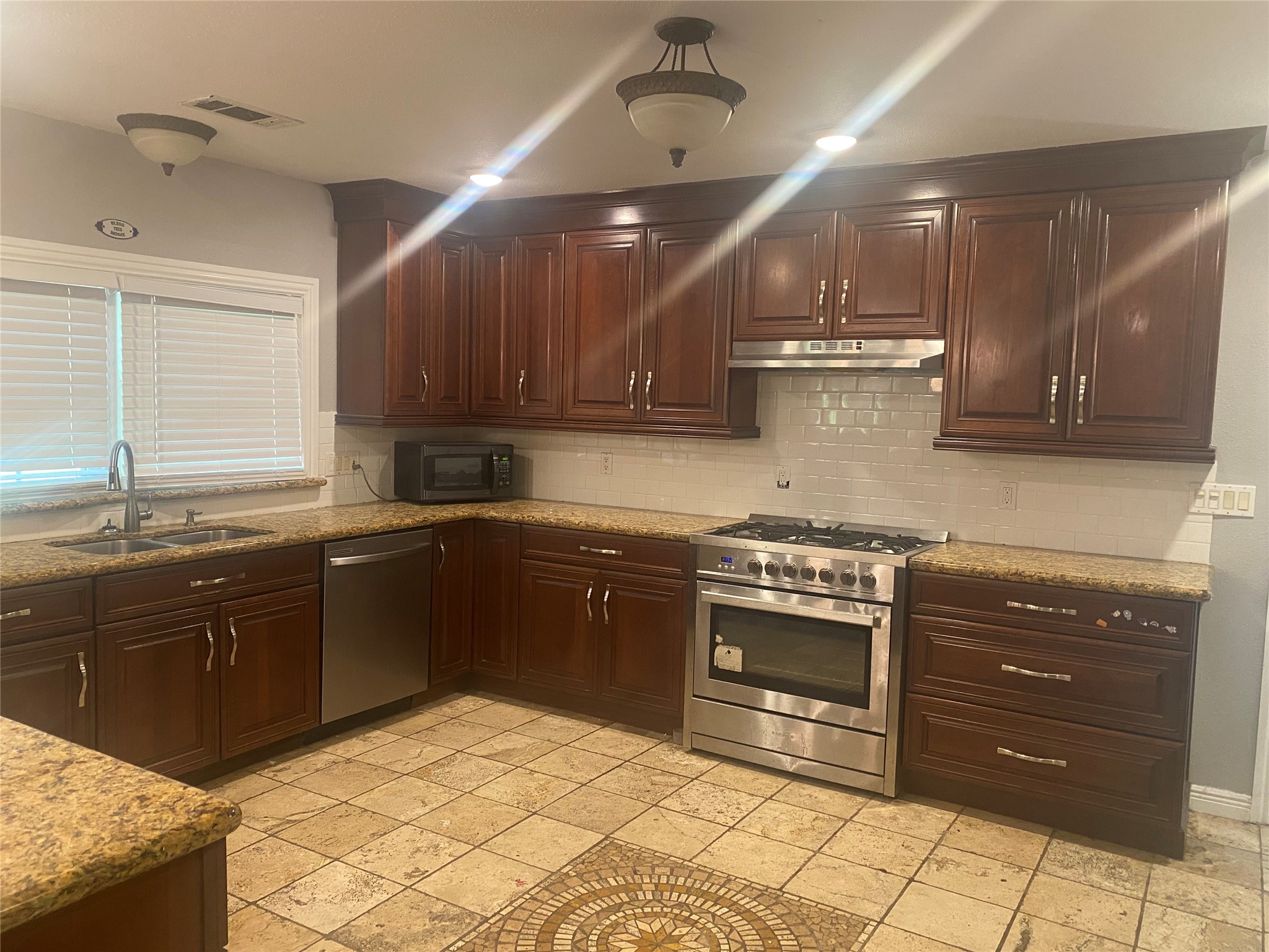 8628 Highway 6, Hitchcock, TX 77563