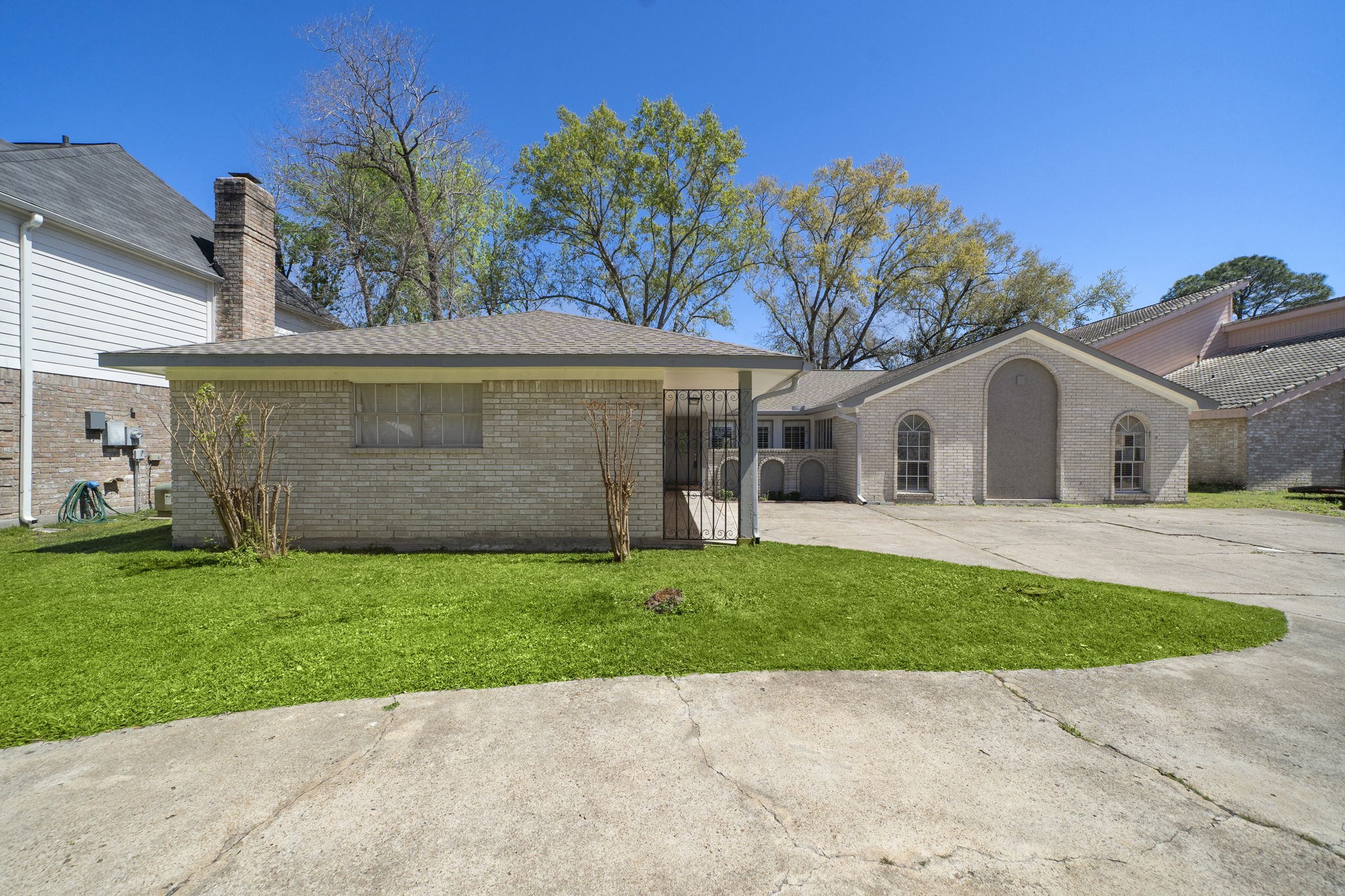 Front of home has a large driveway for convient parking. Front of home has a large driveway for convient parking.