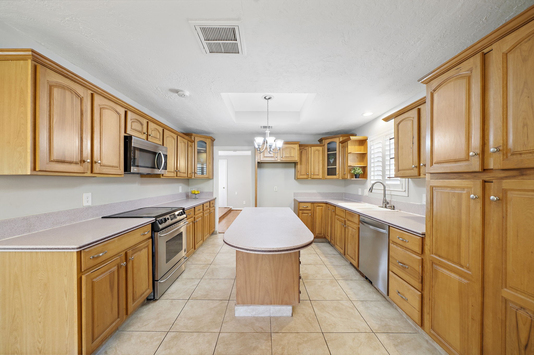 Kitchen with breakfast bar