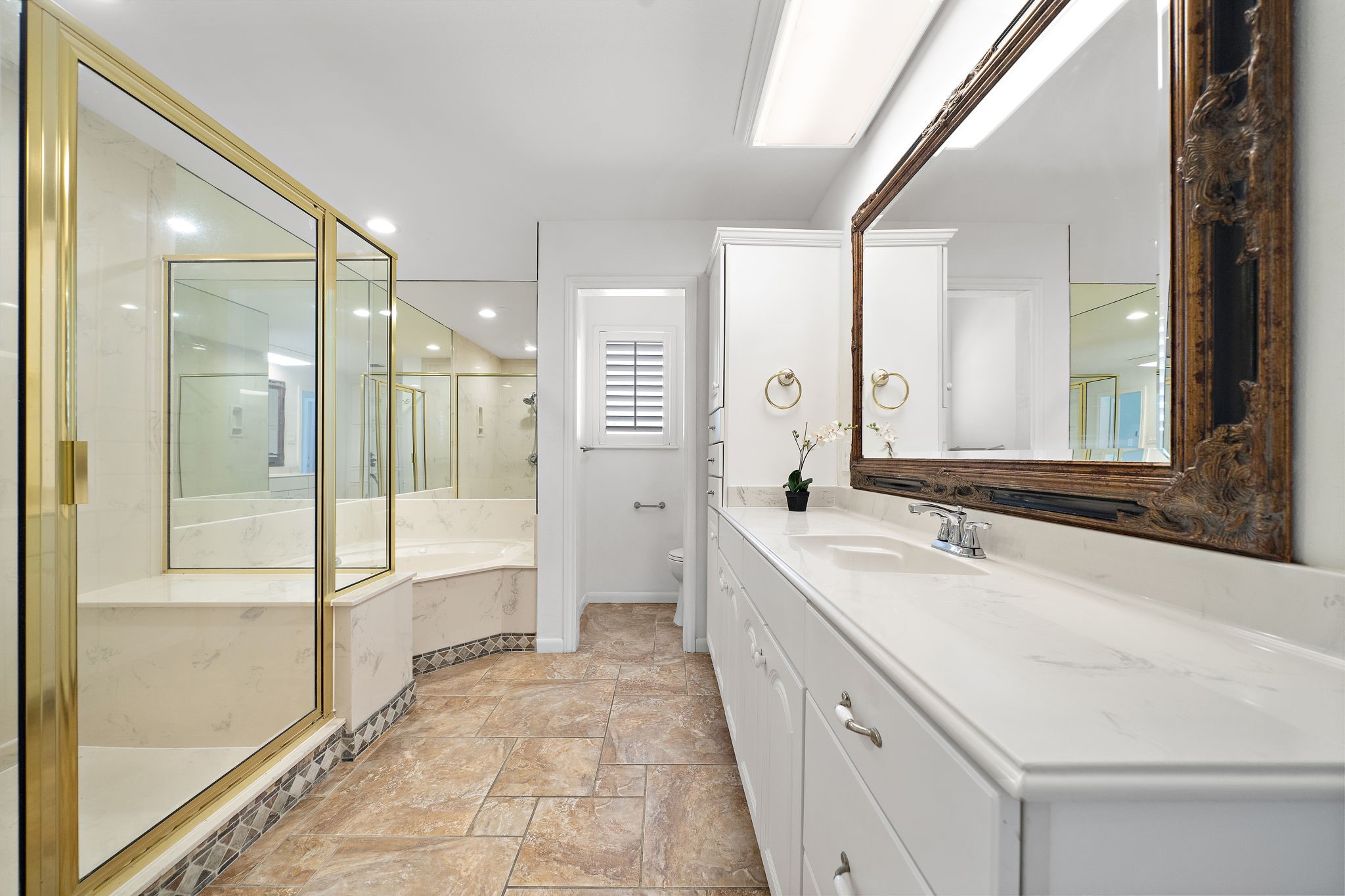En suite bathroom with a shower and jacuzzi