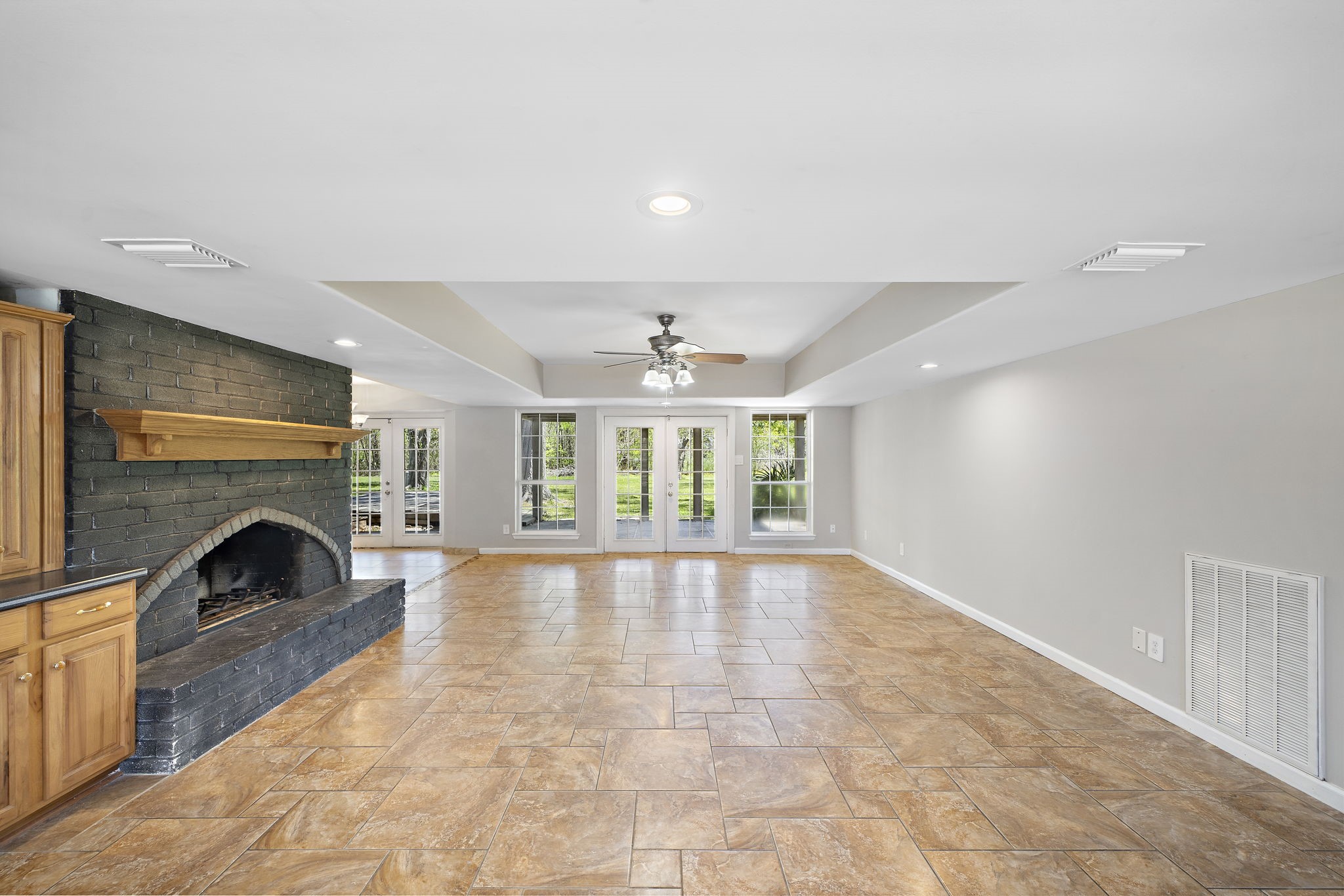 Grand entry that enters into the Livingroom with incredible views to the outdoors!