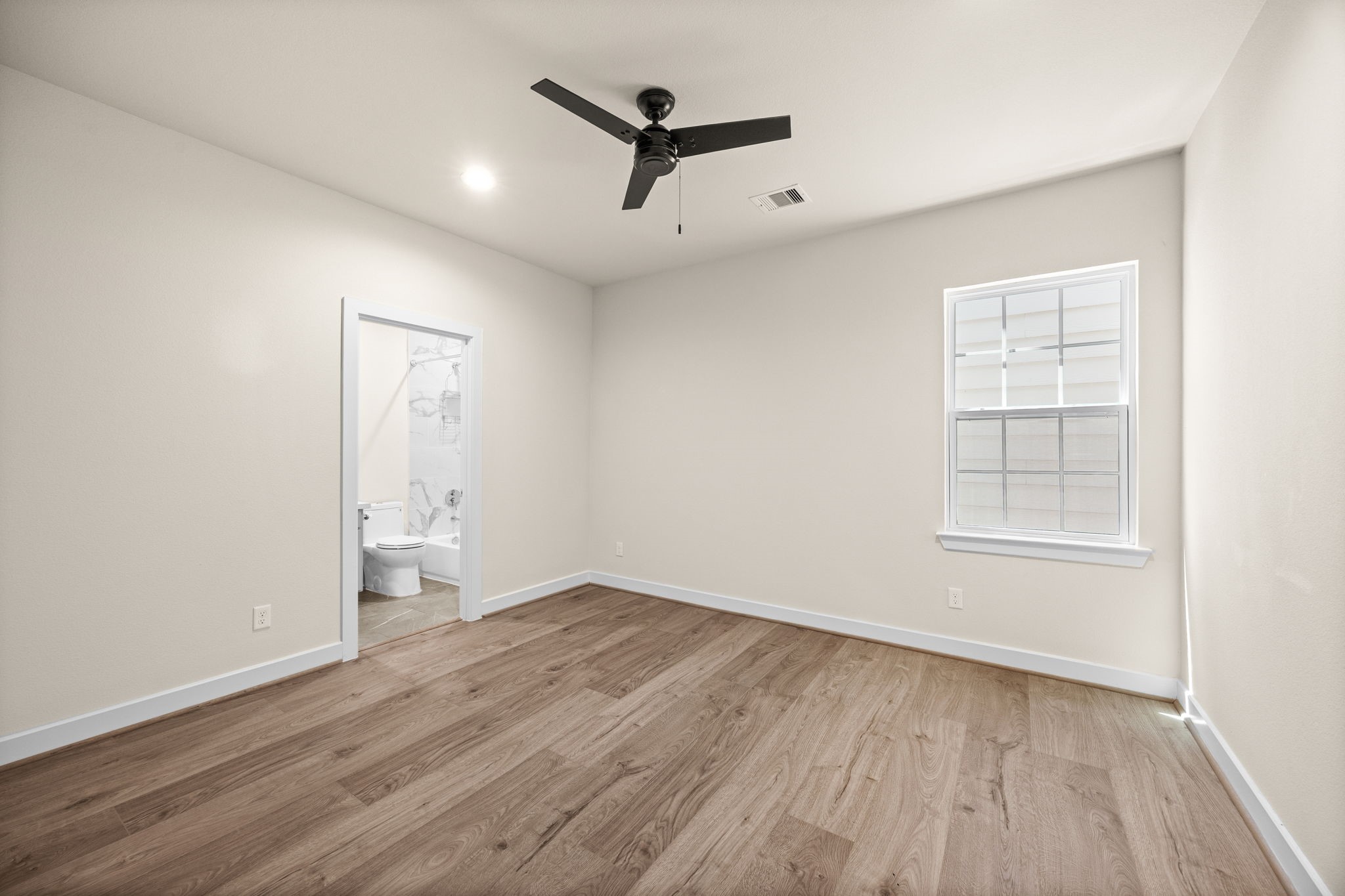 Secondary bedroom (middle) with en-suite bathroom.