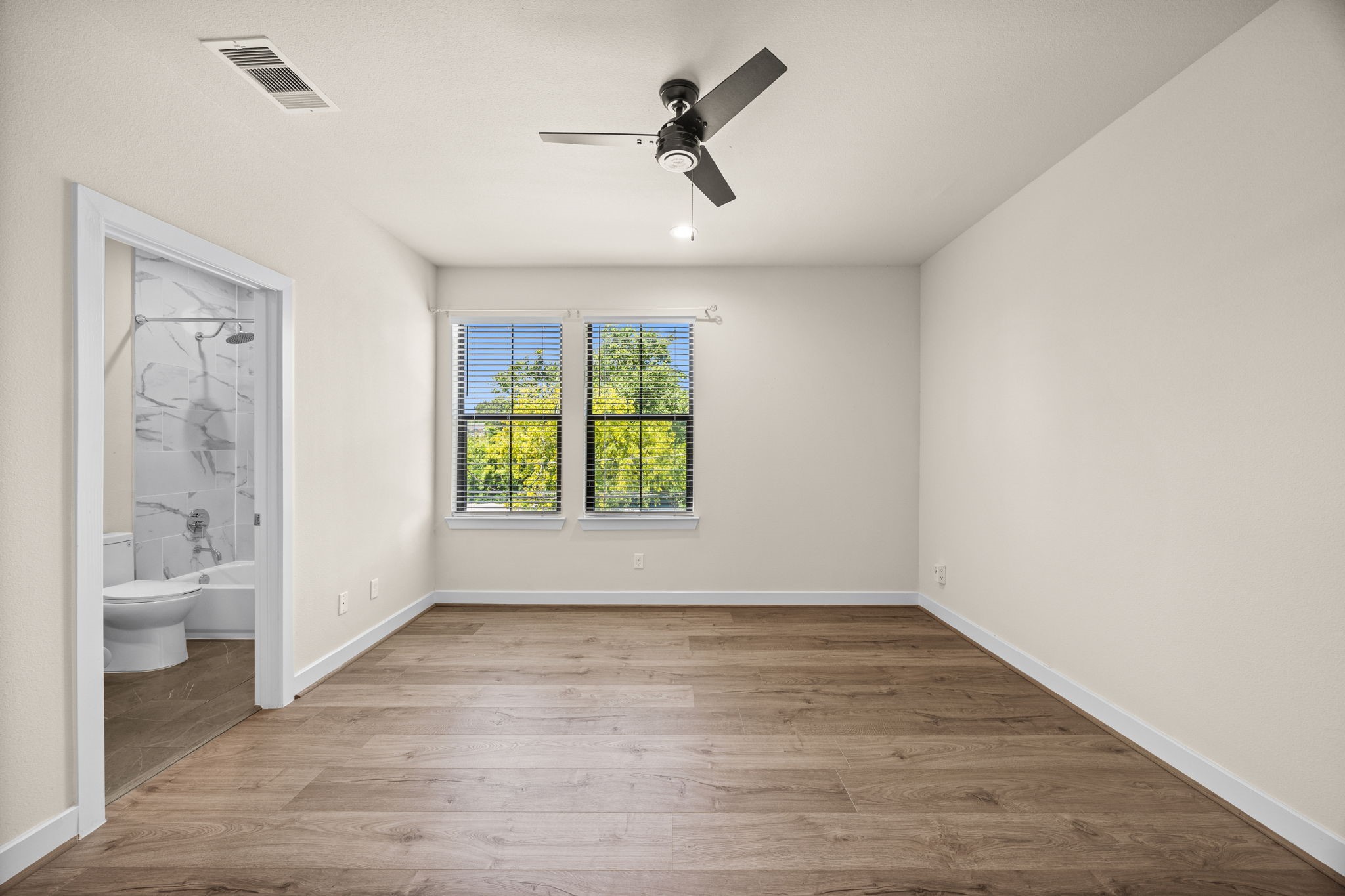 Secondary bedroom (front) with en-suite bathroom.