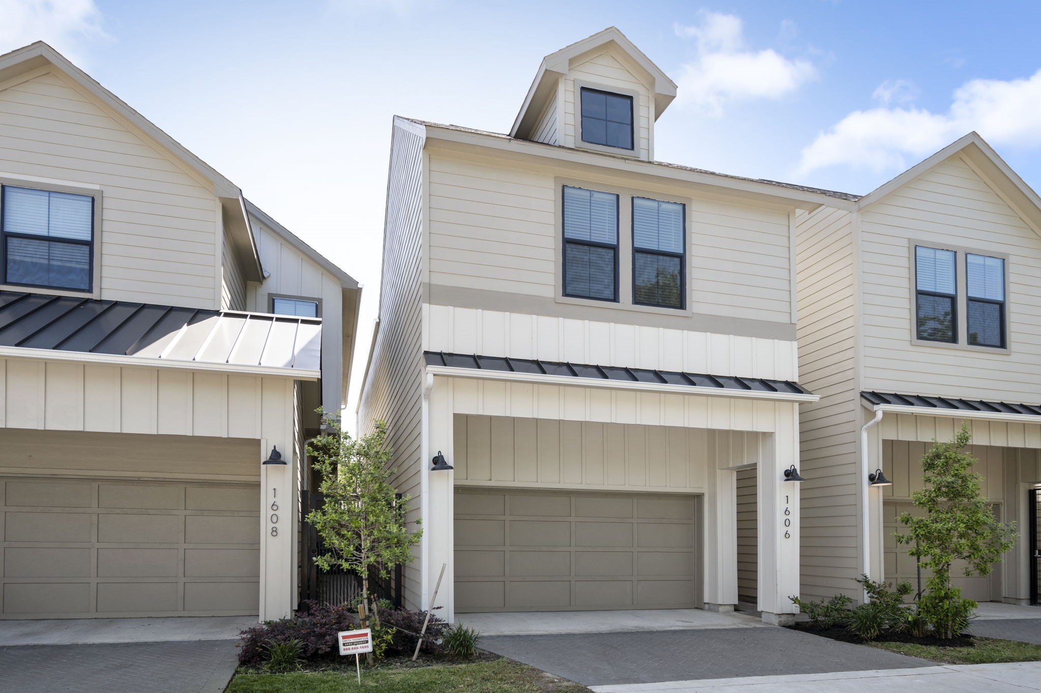 Private driveway, private fenced backyard and NO HOA! Private driveway, private fenced backyard and NO HOA!