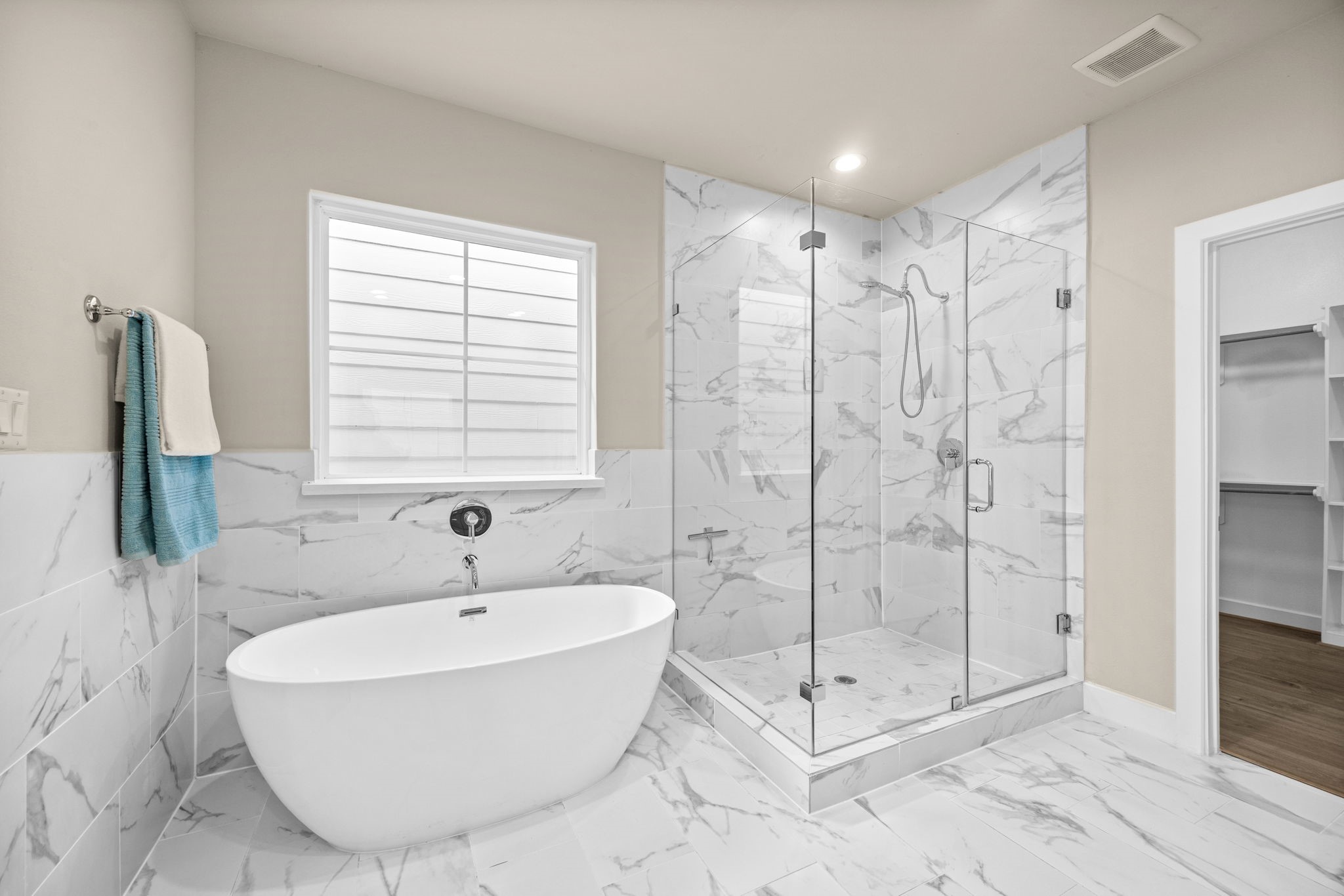 Neutral tile and earth tones throughout that compliment whatever your aesthetic is!