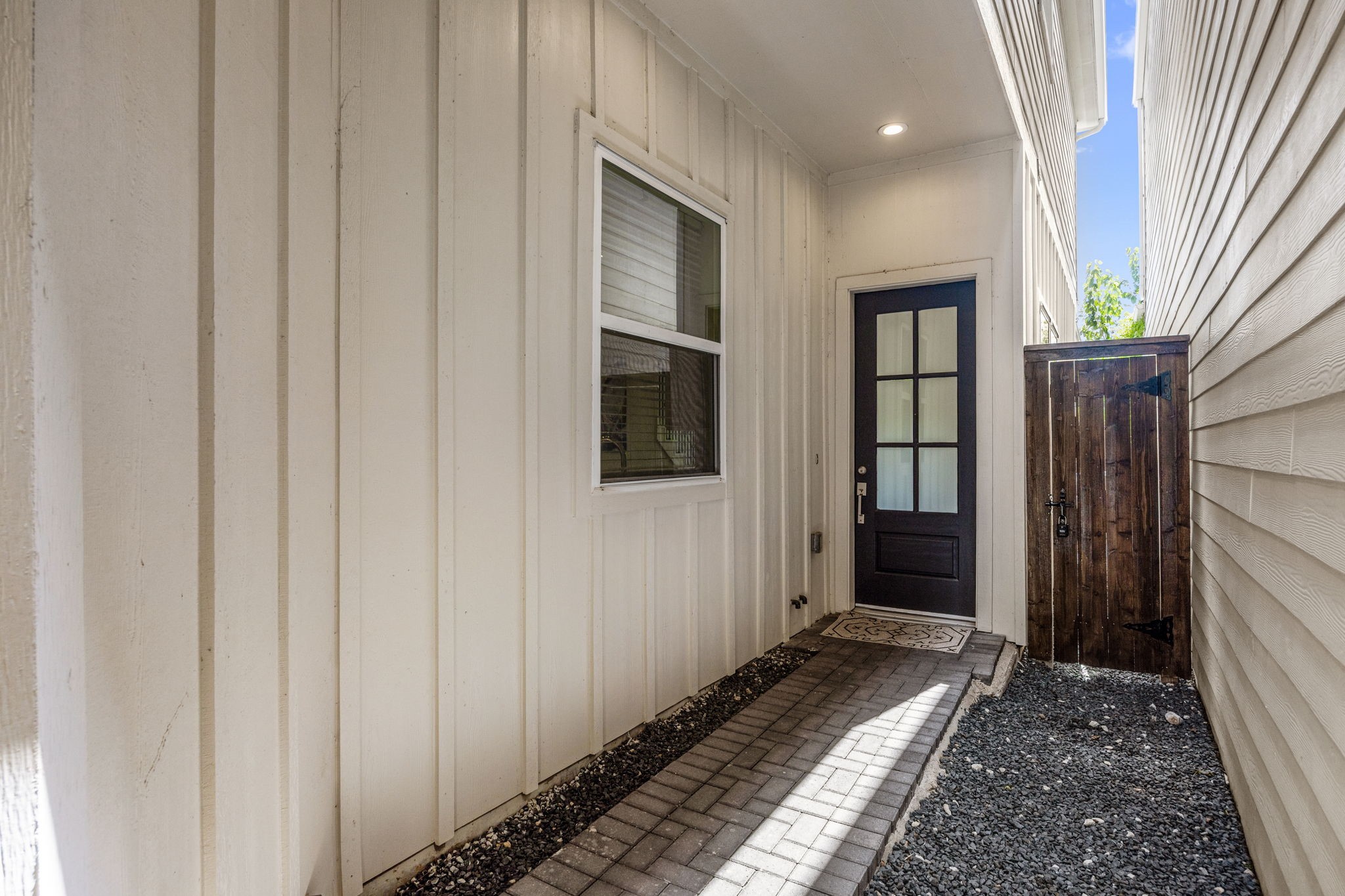Walkway to your front door. Additional fence/gate to the backyard separating the walkway, to keep pets/kids contained even when guests arrive at your front door. Walkway to your front door. Additional fence/gate to the backyard separating the walkway, to keep pets/kids contained even when guests arrive at your front door.