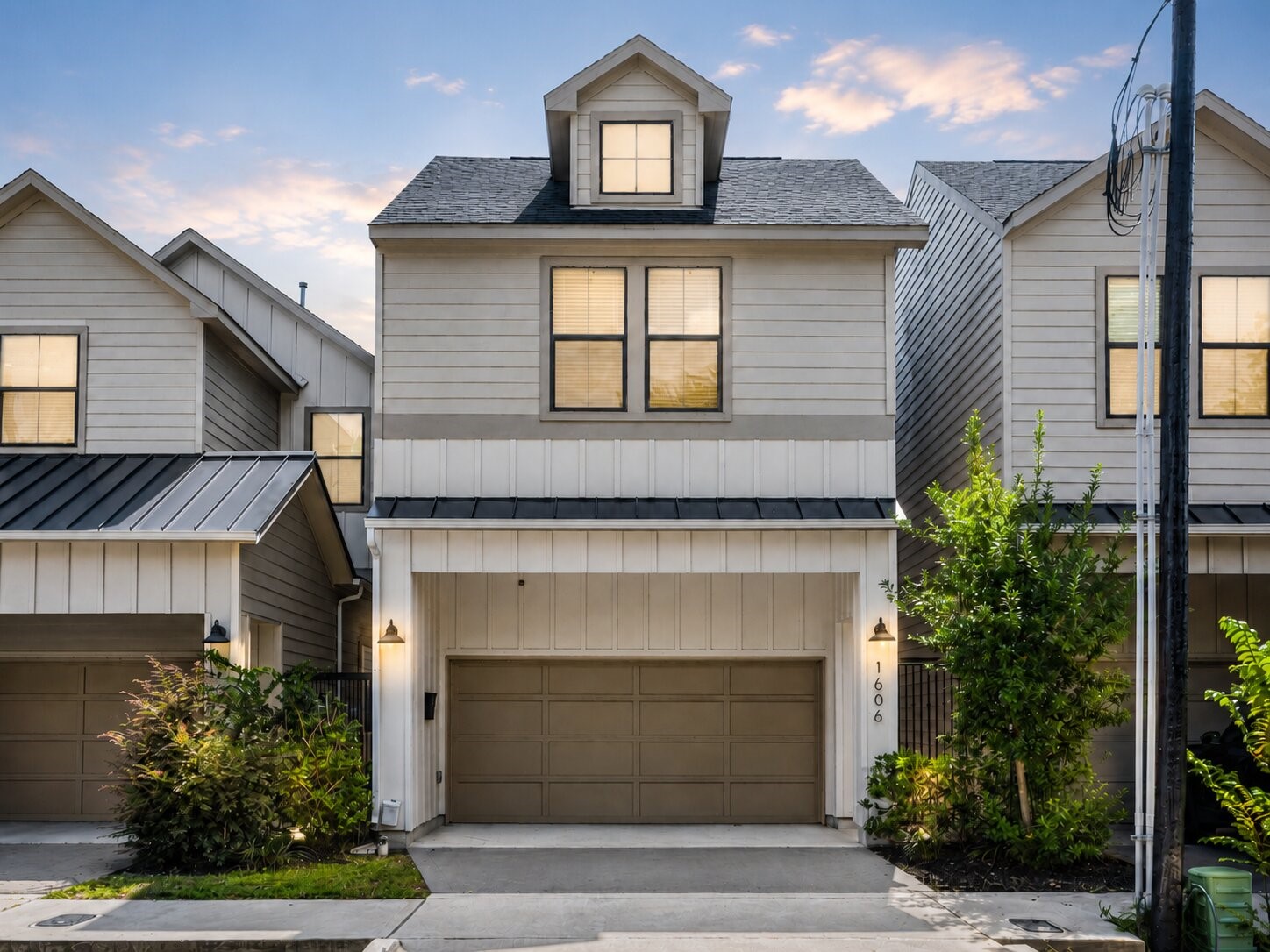 Welcome to Northwood, centrally located in Greater Heights. This 2020 build has been lightly lived in and shows like new construction! Welcome to Northwood, centrally located in Greater Heights. This 2020 build has been lightly lived in and shows like new construction!