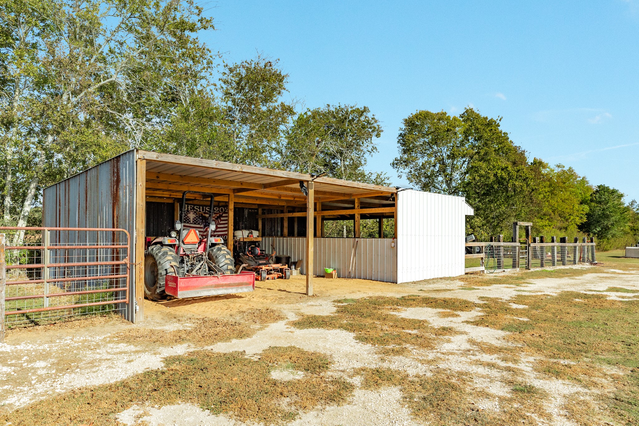 9120 County Road 196, Liverpool, TX 77577