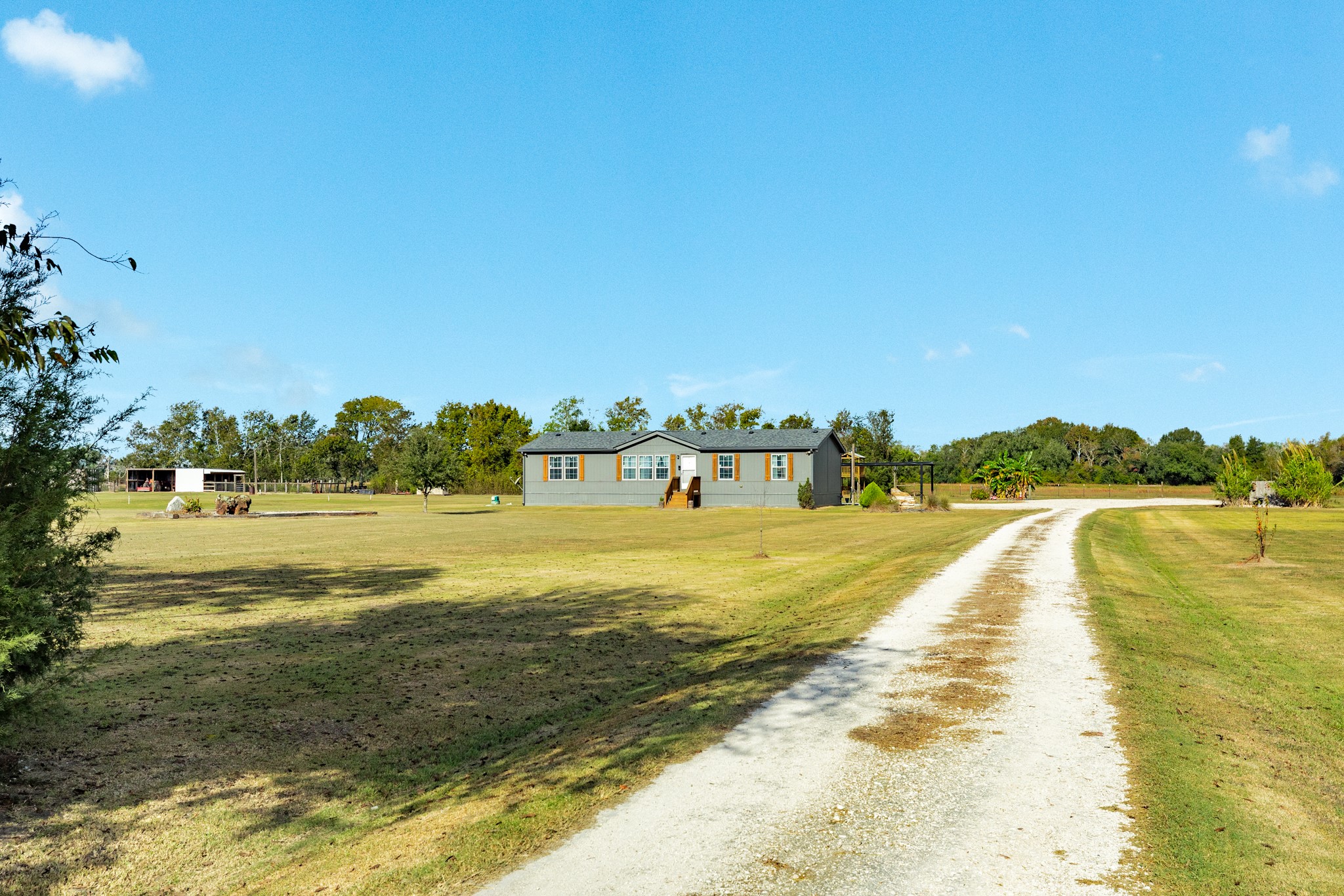 9120 County Road 196, Liverpool, TX 77577