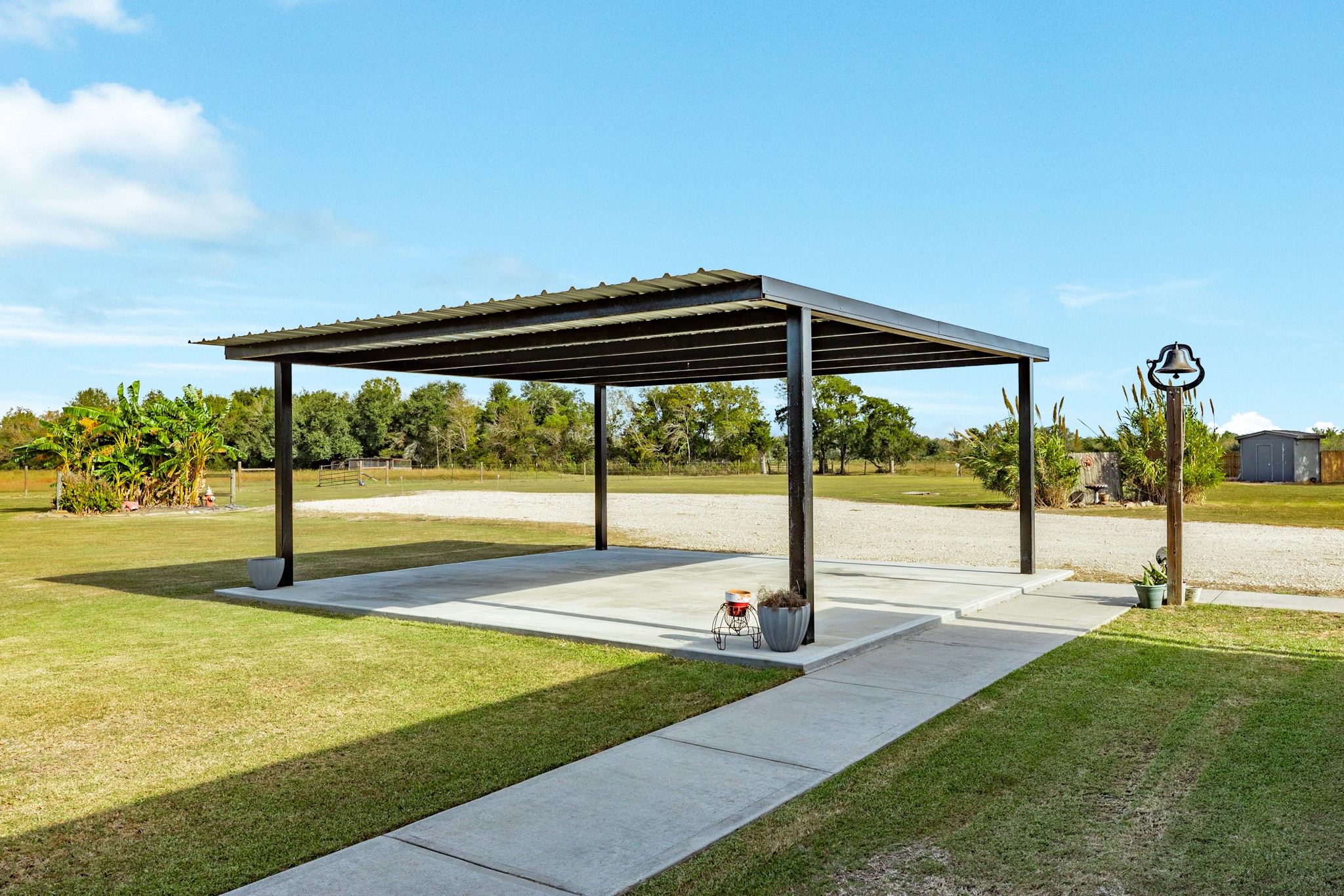 9120 County Road 196, Liverpool, TX 77577